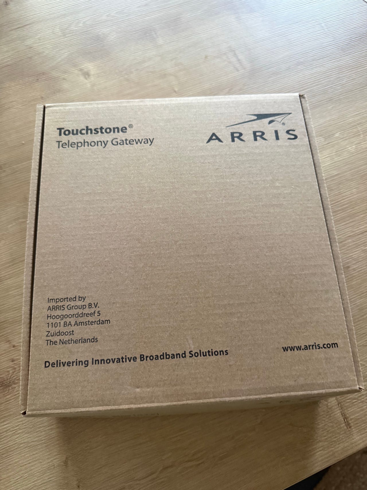 Arris TG2482B modeemi