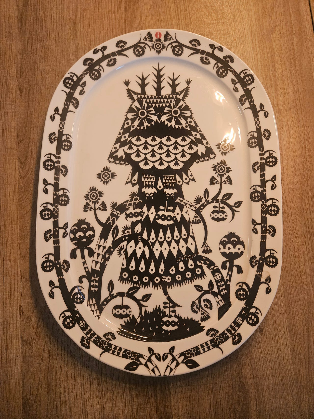 Iittala tarjoiluvati ovaali mustavalkoinen kuvitus