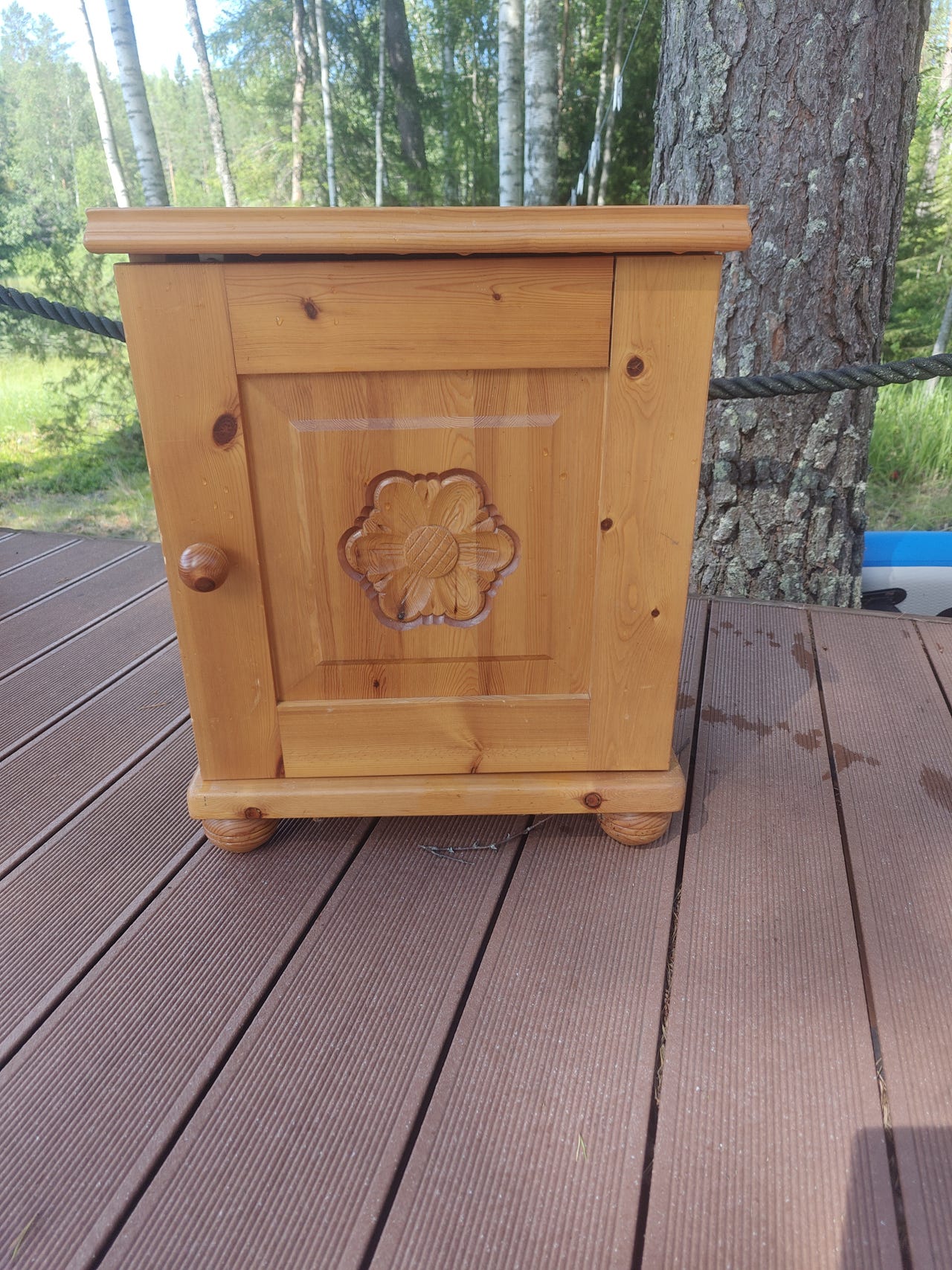 Pieni mäntyinen kaappi yhdellä ovella
