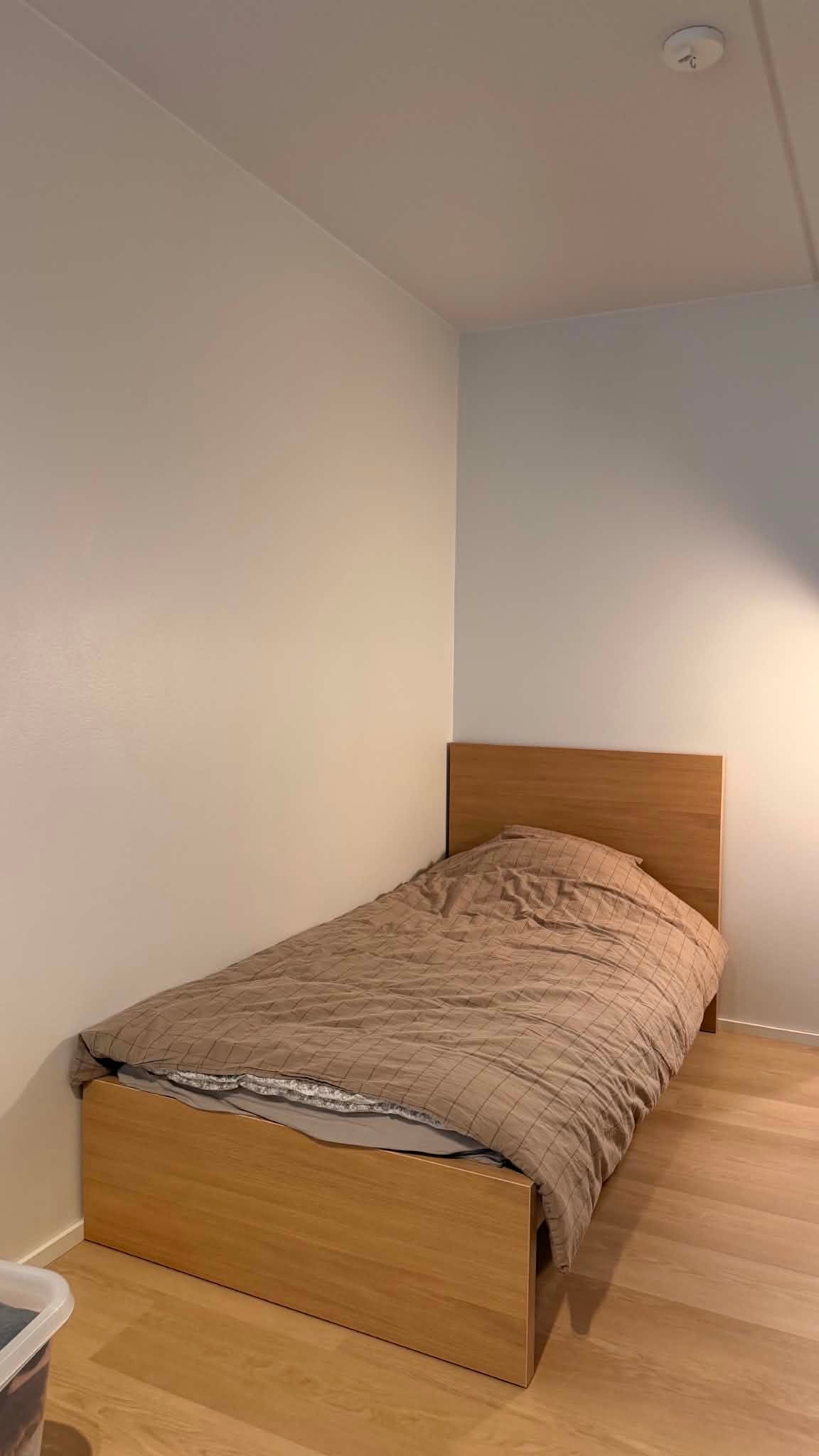 IKEA MALM -sänky rungolla ja patjalla (90 × 200 cm) – Erinomainen