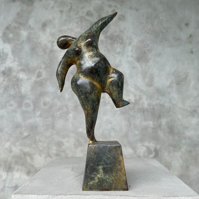 Patsas, Voluptuous Balancing Lady Patinated Statue - 30 cm - Pron