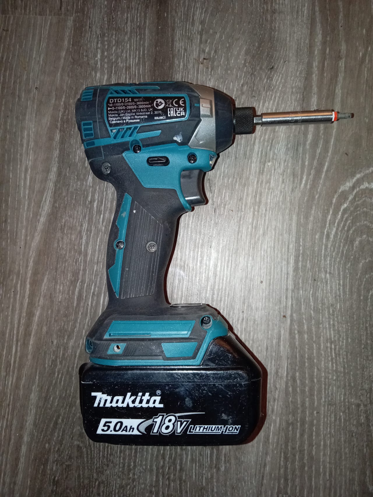 Makita 18V iskuväännin akkuporakone ja 5.0 18V akku