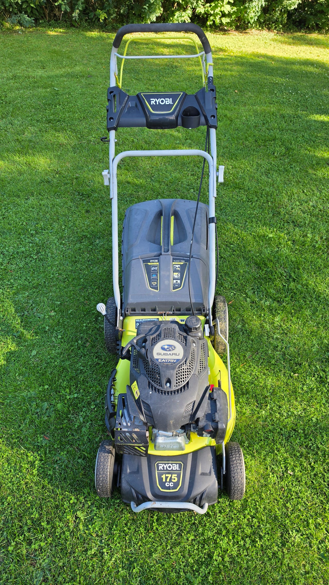 Ryobi ruohonleikkuri Subarun koneella