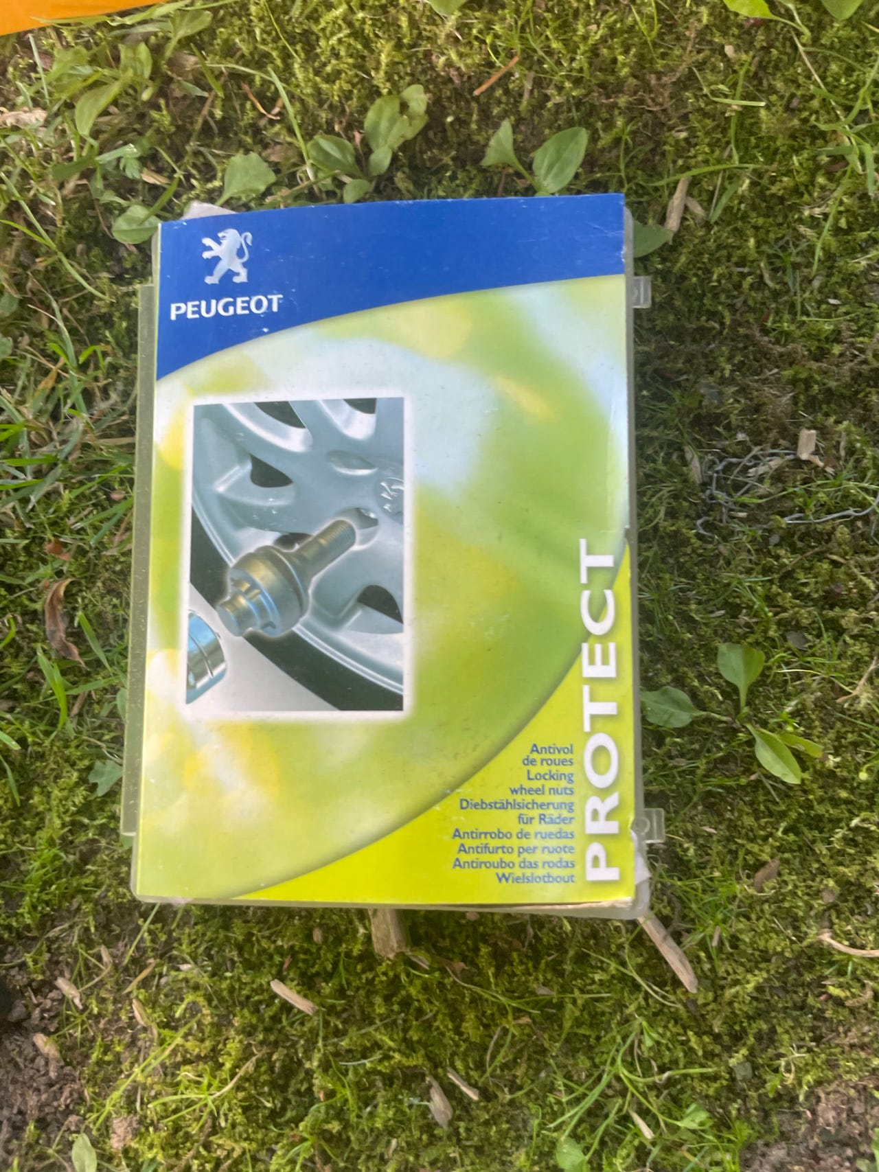 Peugeot lukkopultit vanteisiin