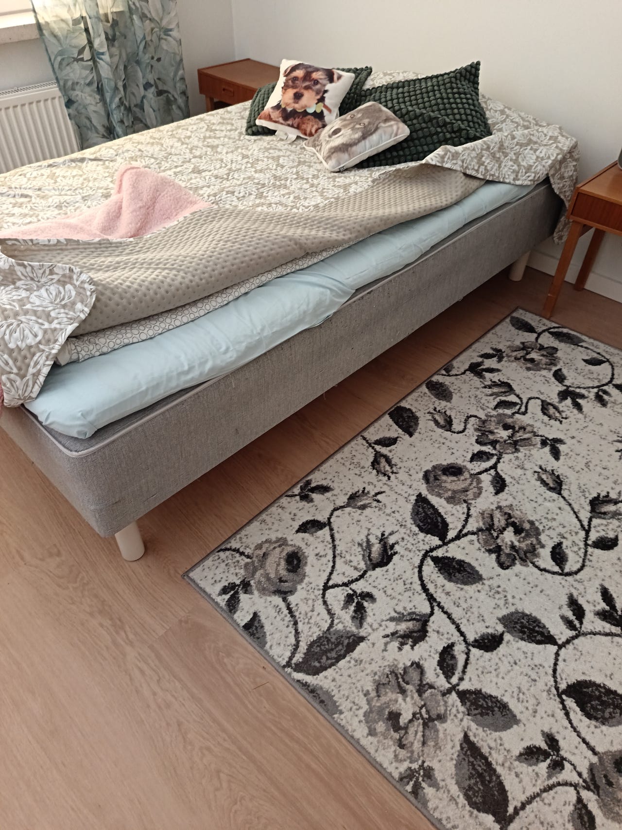 Sotka sänky ja patja harmaa