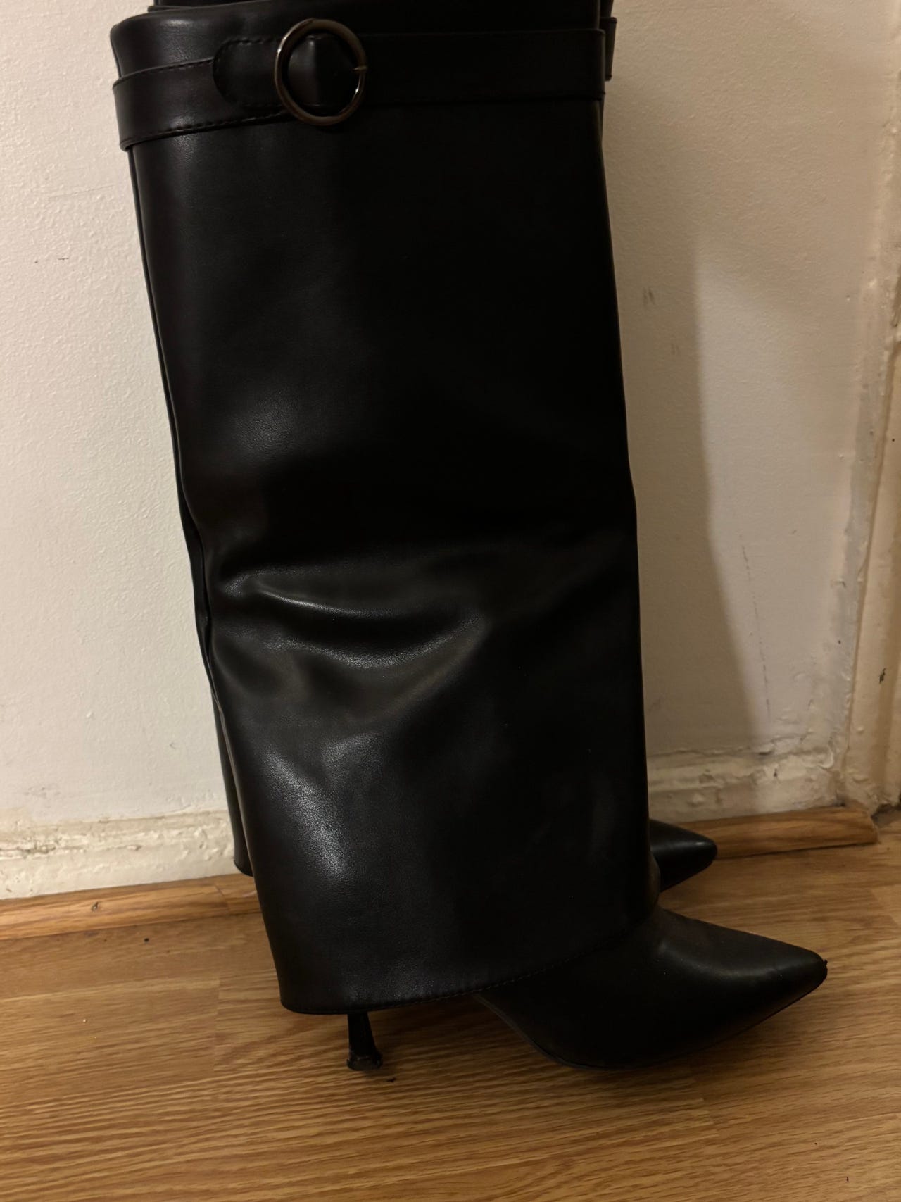 mustat bootsit