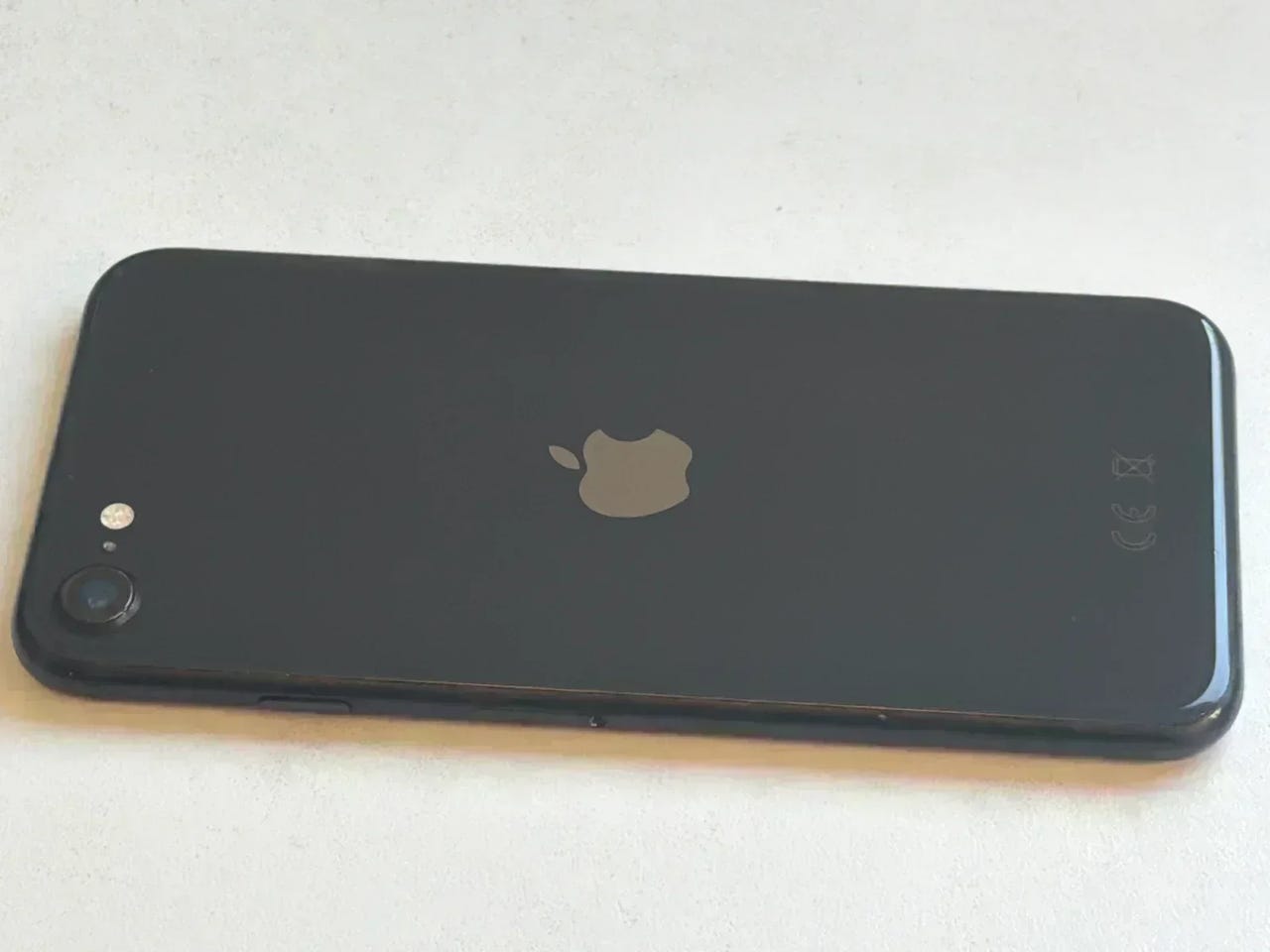 ALE iPhone SE 2 64GB black - TAKUU 12 kk