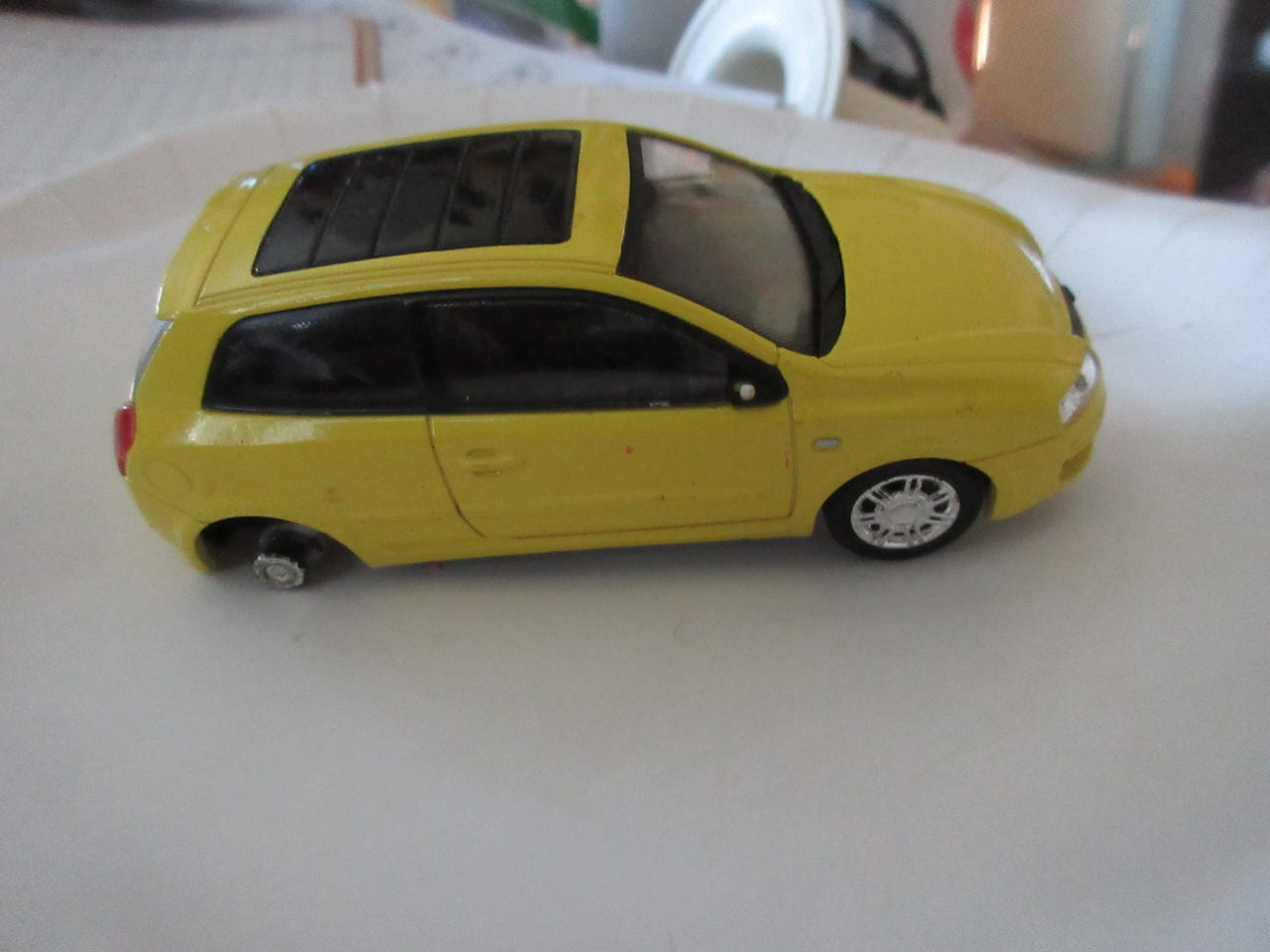 Metallinen auto fiat stilo