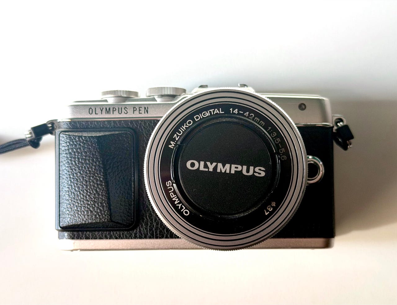 Olympus E-PL7 with 14–42mm pancake lens.