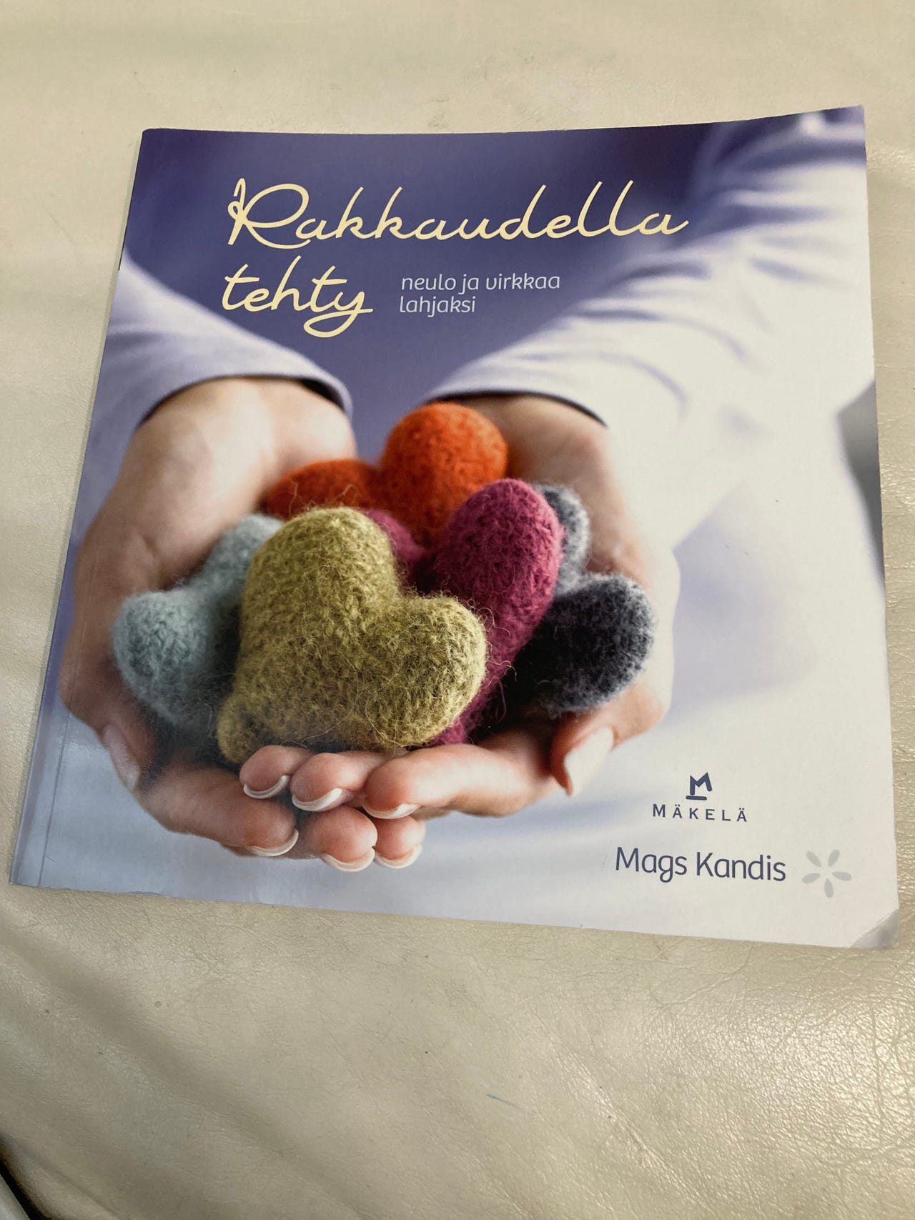 Rakkaudella tehty - neulo ja virkkaa lahjoja - käsityökirja