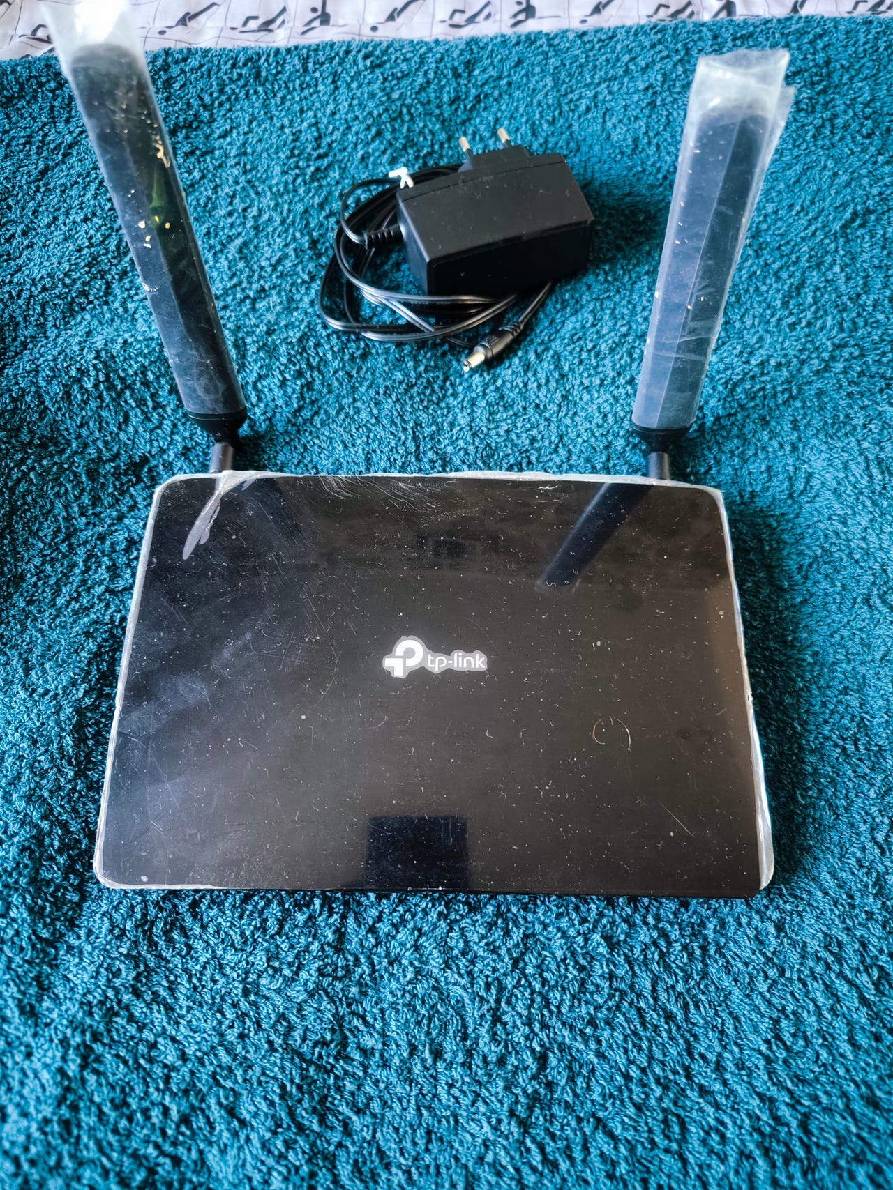 TP-Link Archer MR200 4G-reititin (Tehdasmuovit päällä)