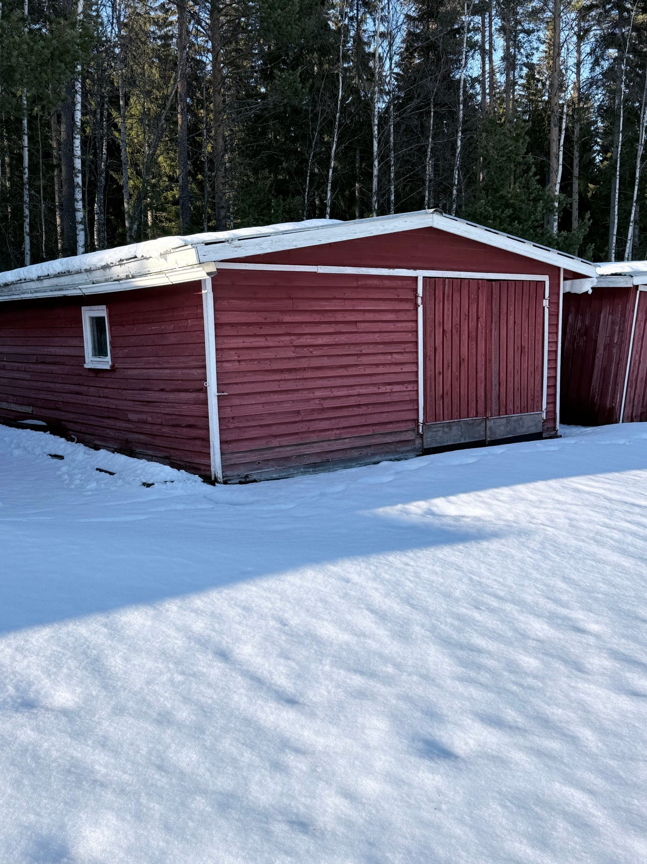 Punainen autotalli / varastorakennus numero 37