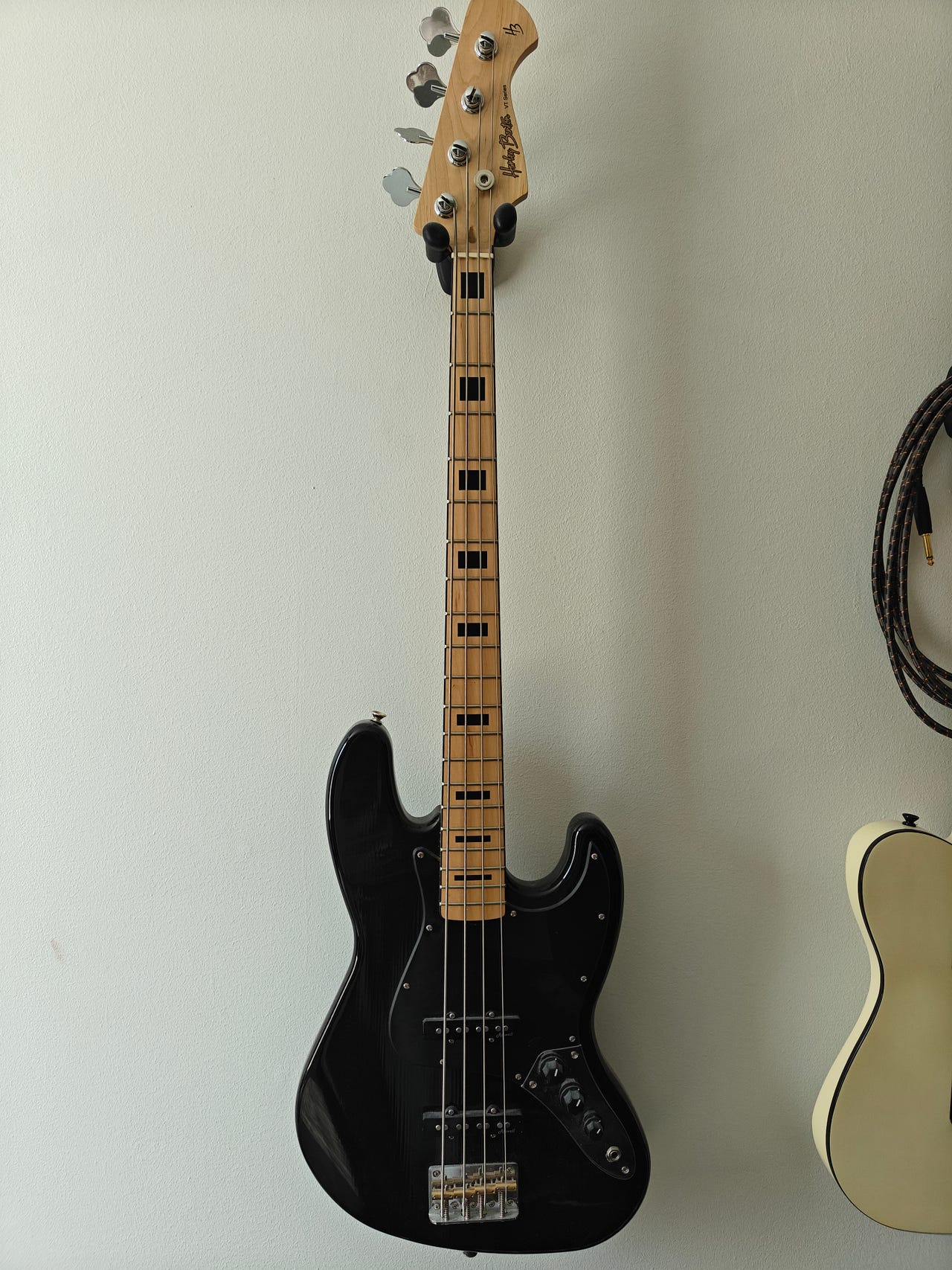 Harley Benton Jazz Bass -sähköbasso ja HB-20B-bassovahvistin