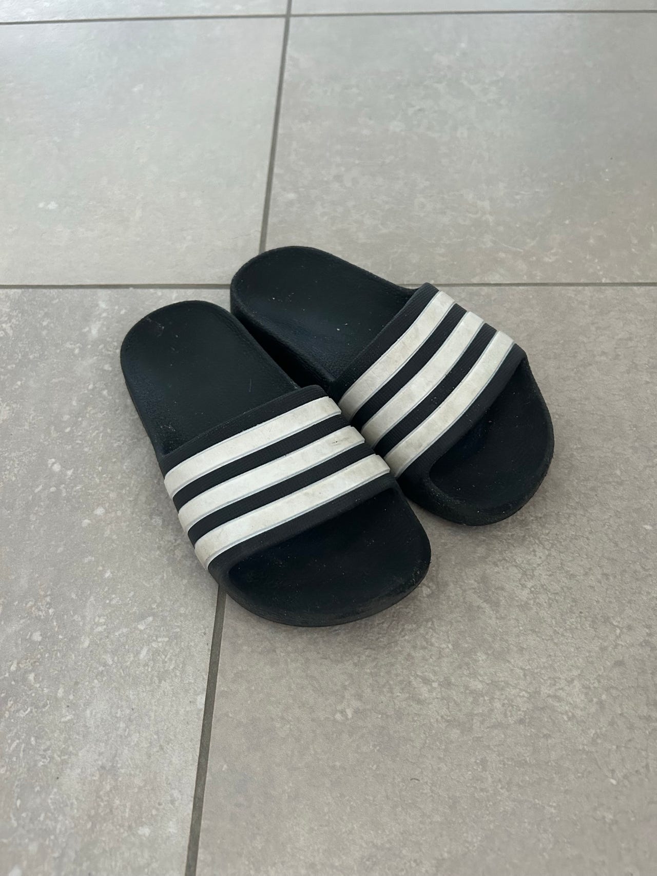 Adidas sandaalit