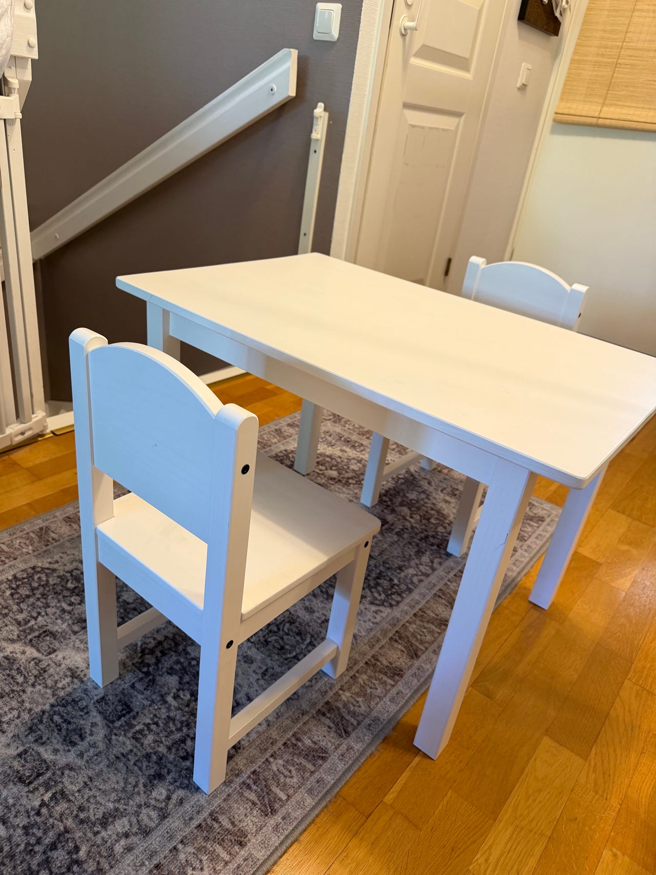 IKEA lasten pöytä ja tuolit, massiivimäntyä, valkoinen