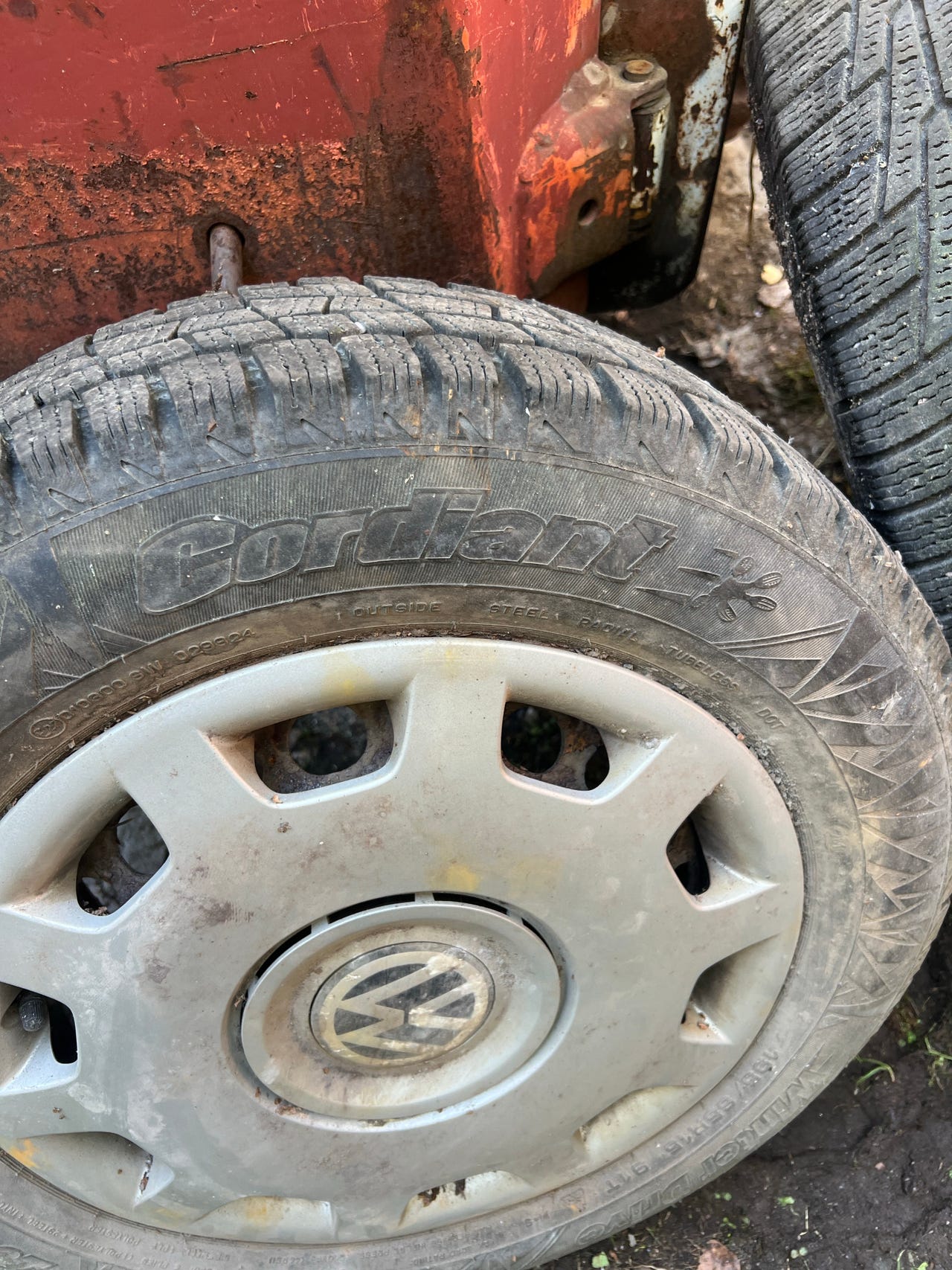 VW Passat alkuperäiset 15” peltivanteet kitkarenkailla