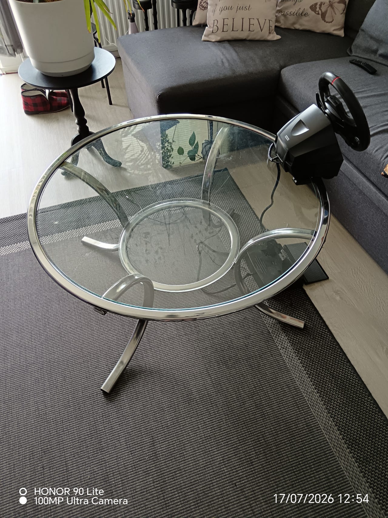 IKEA lasinen sohvapöytä metallijaloilla