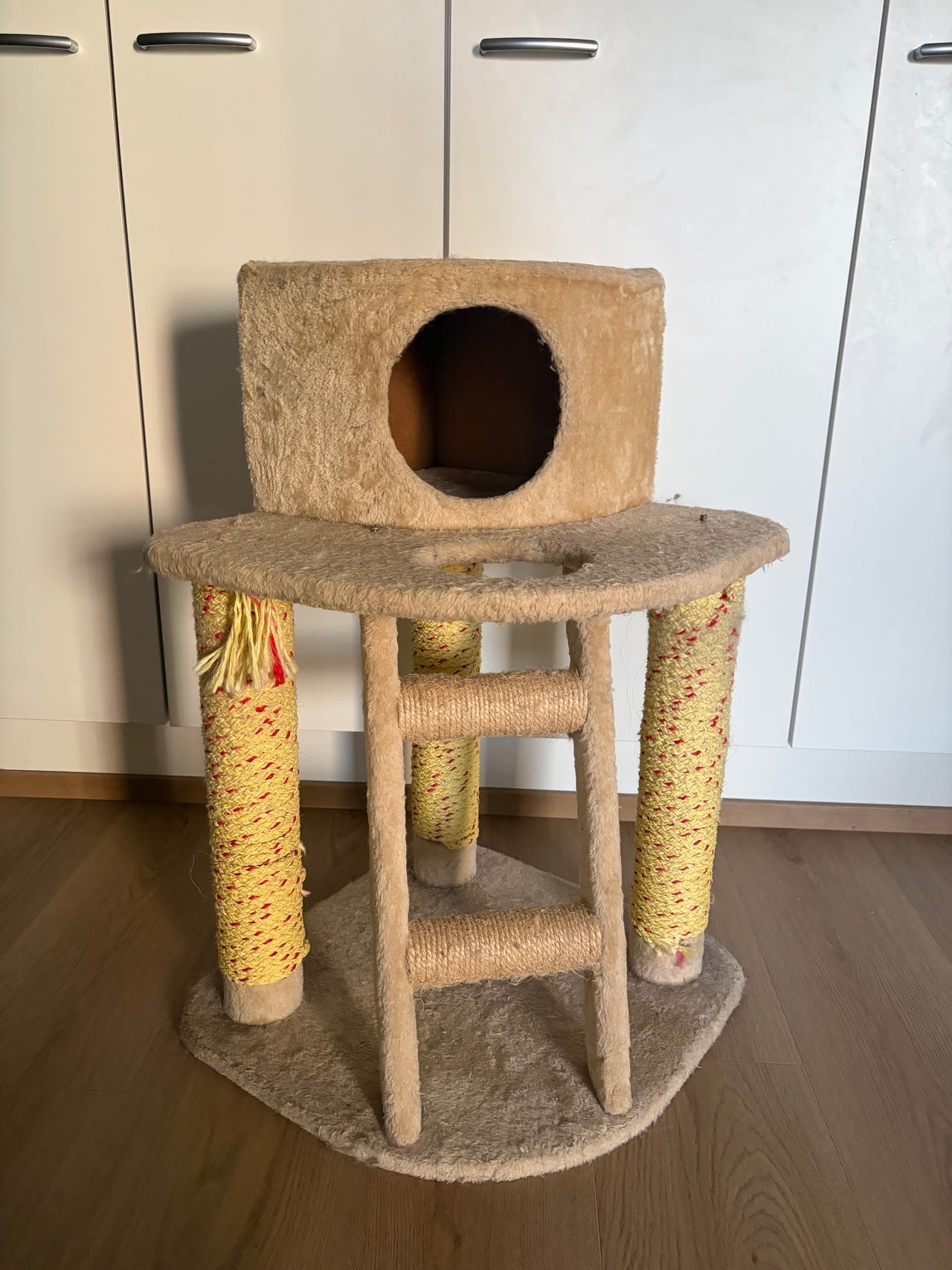Beige raapimispuu / kiipeilypuu kissalle
