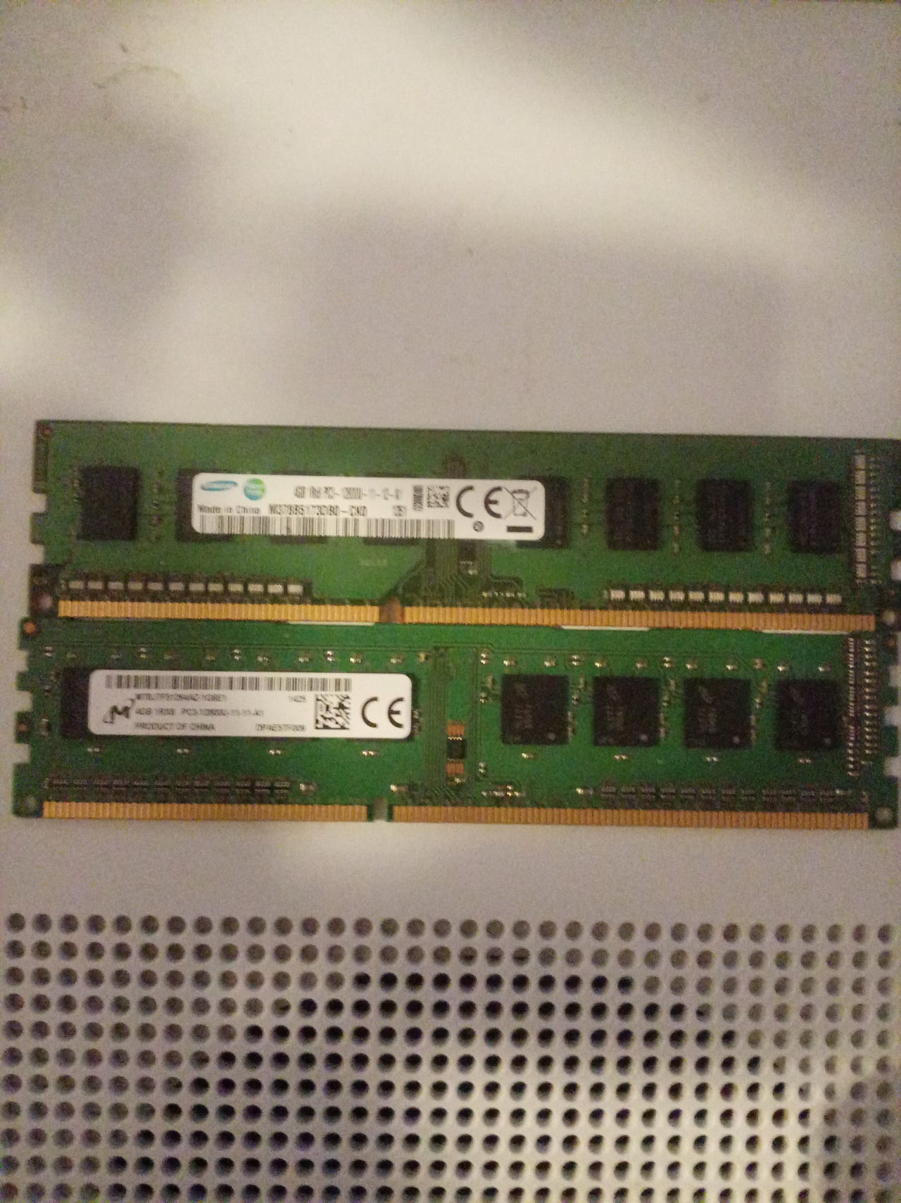DDR3-muistit ja 3,5 kovalevy tietokoneeseen
