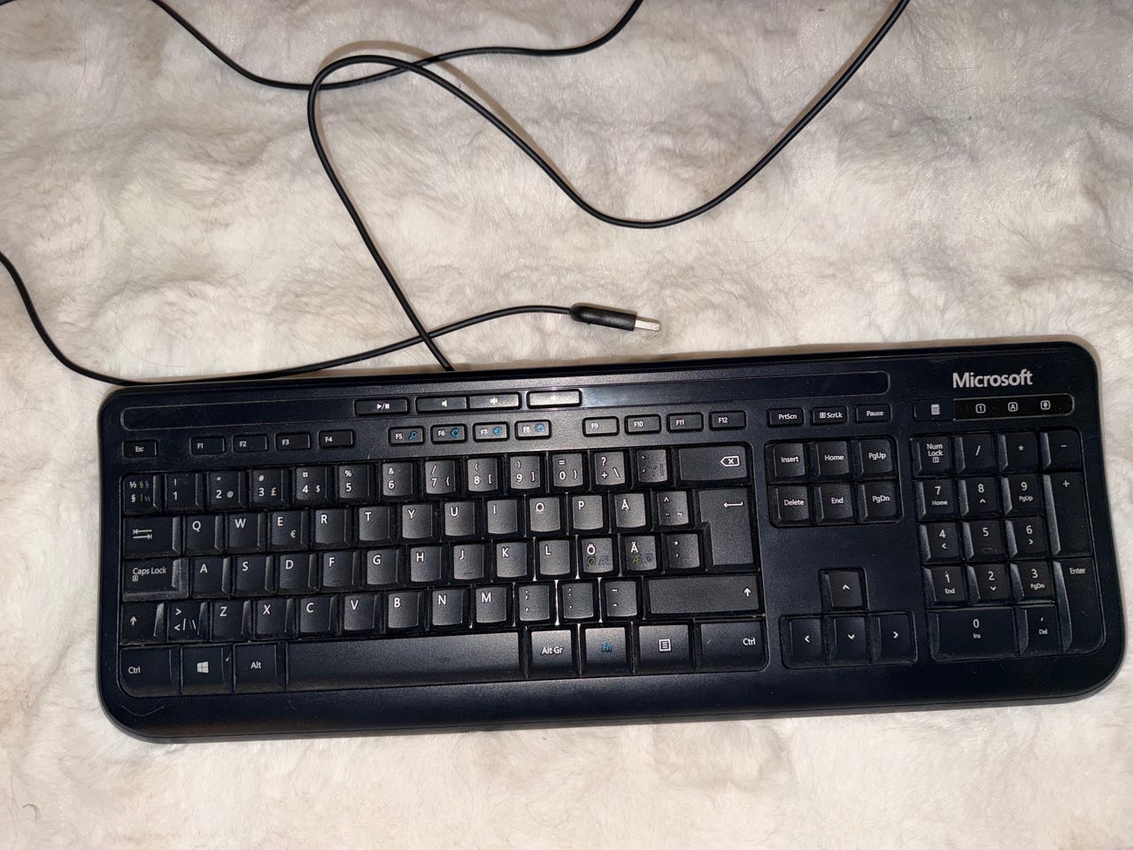Microsoft näppäimistö ja Logitech kaiuttimet