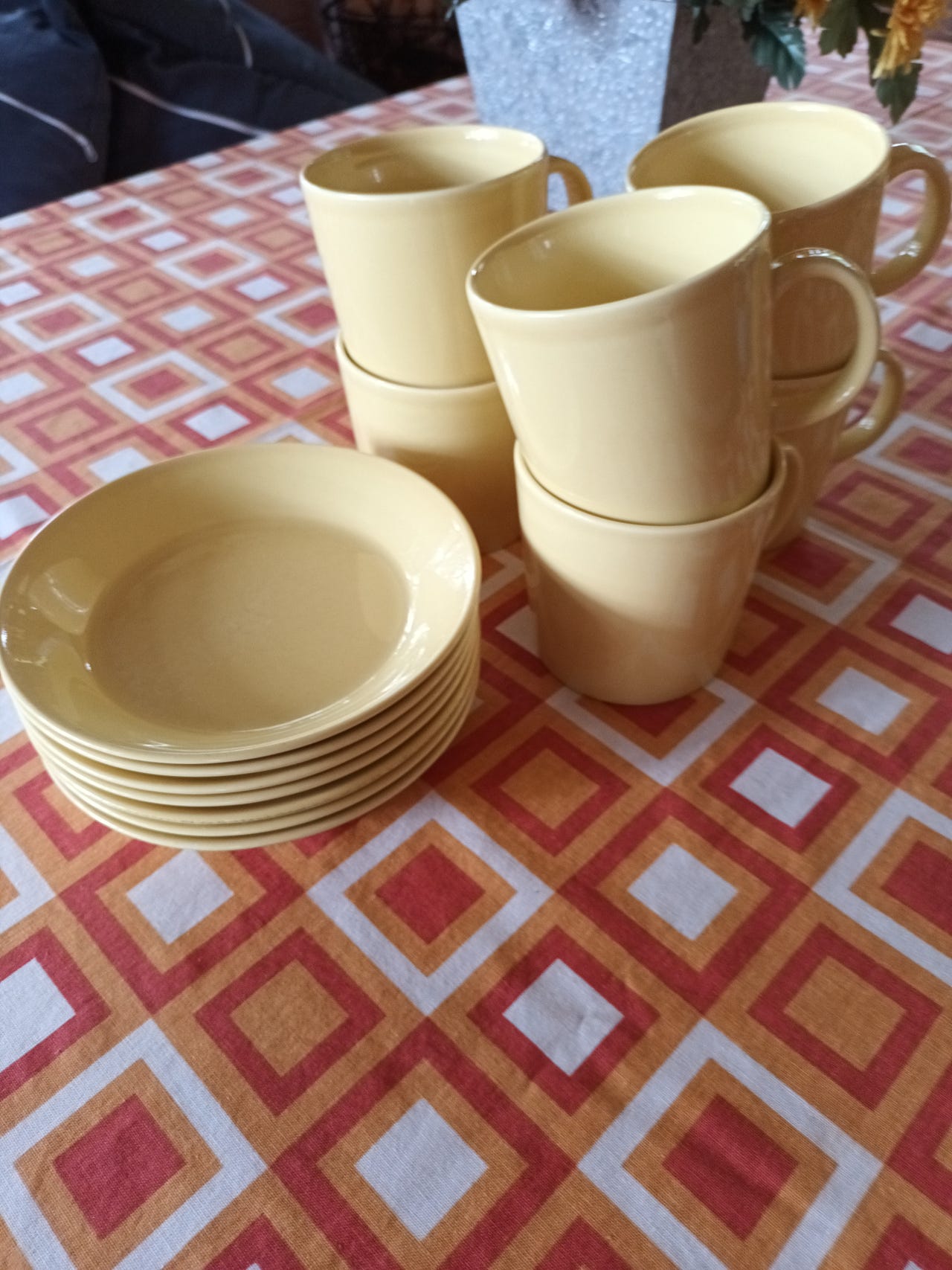 Teema keltaiset lautaset