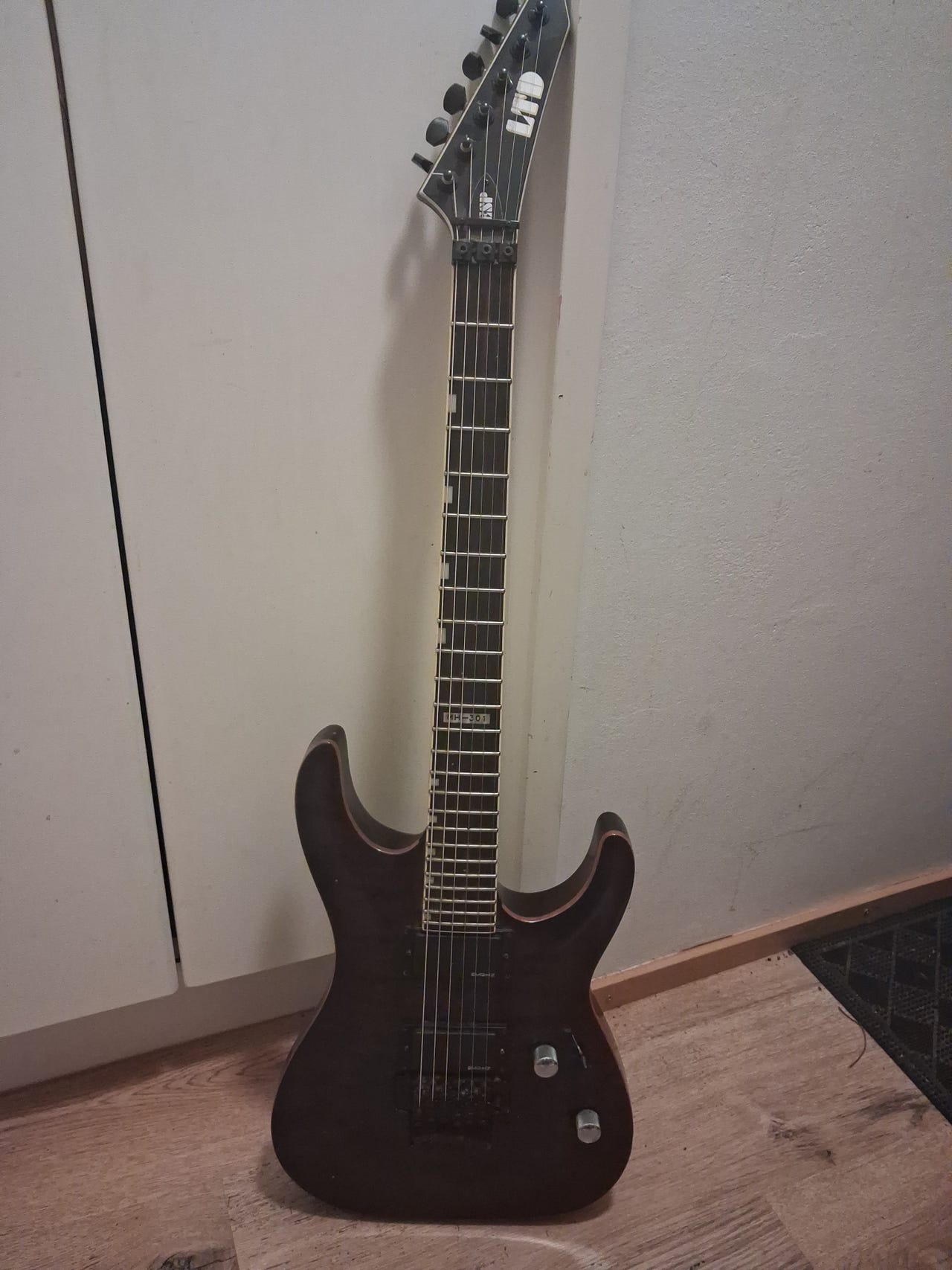 ESP LTD MH-301 sähkökitarat tumma