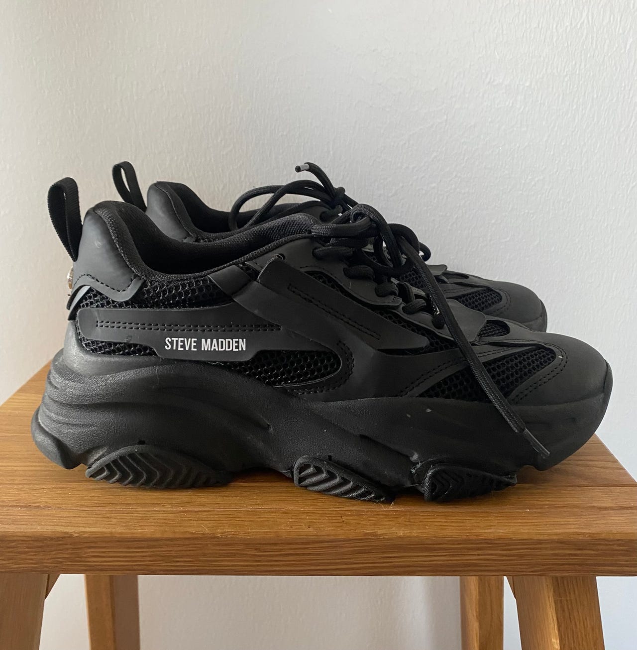 Steve Madden mustat tennarit