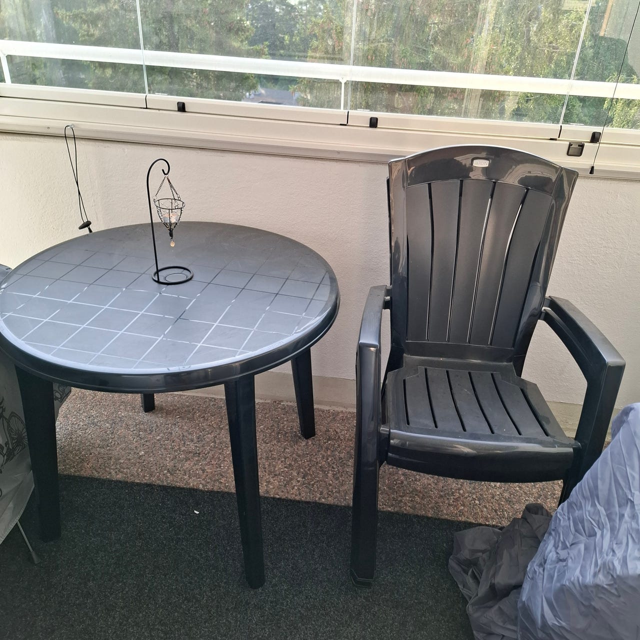 Muovinen parvekepöytä ja tuoli
