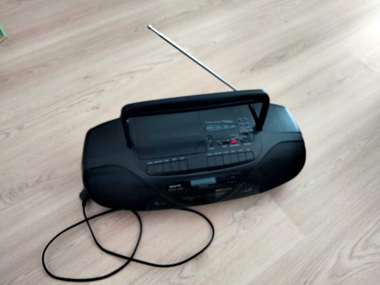 Sanyo kannettava radio/cd-soitin/kasettisoitin - toimii myös pari