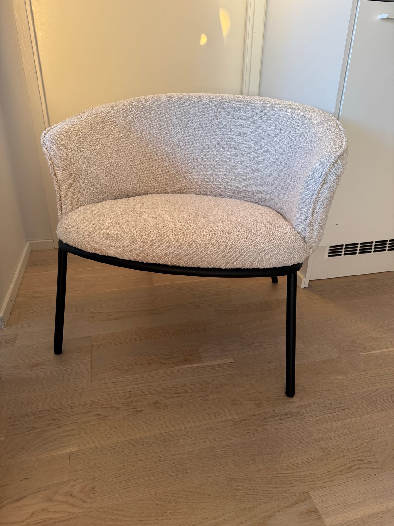 Vaalea beige/luonnonvalkoinen nojatuoli