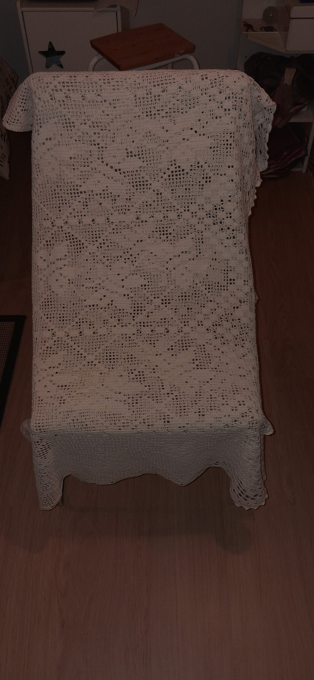 Käsin virkattu kaunis verho Hinta 45  €