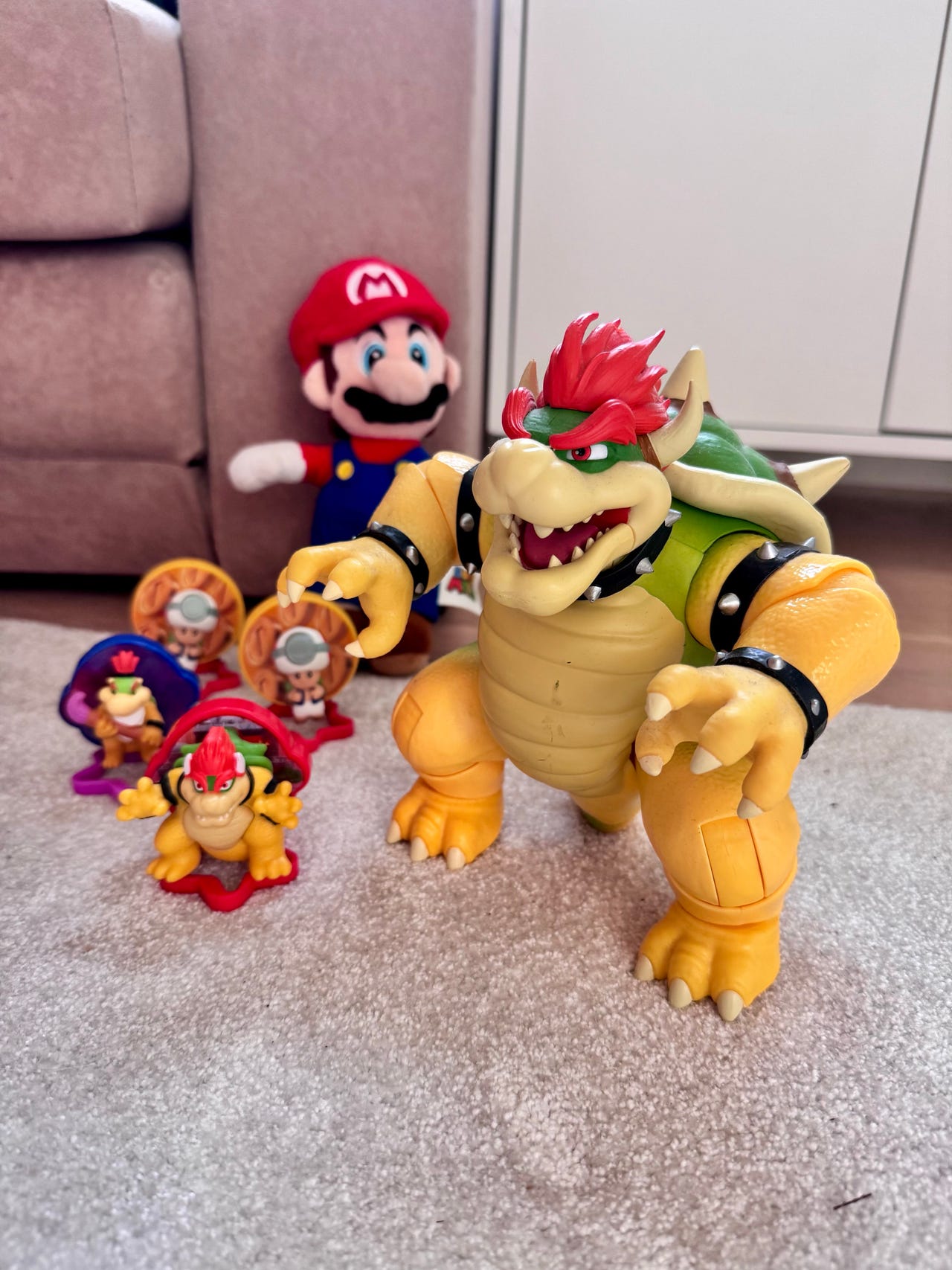 Super Mario Bowser hahmo sekä Mario pehmolelu
