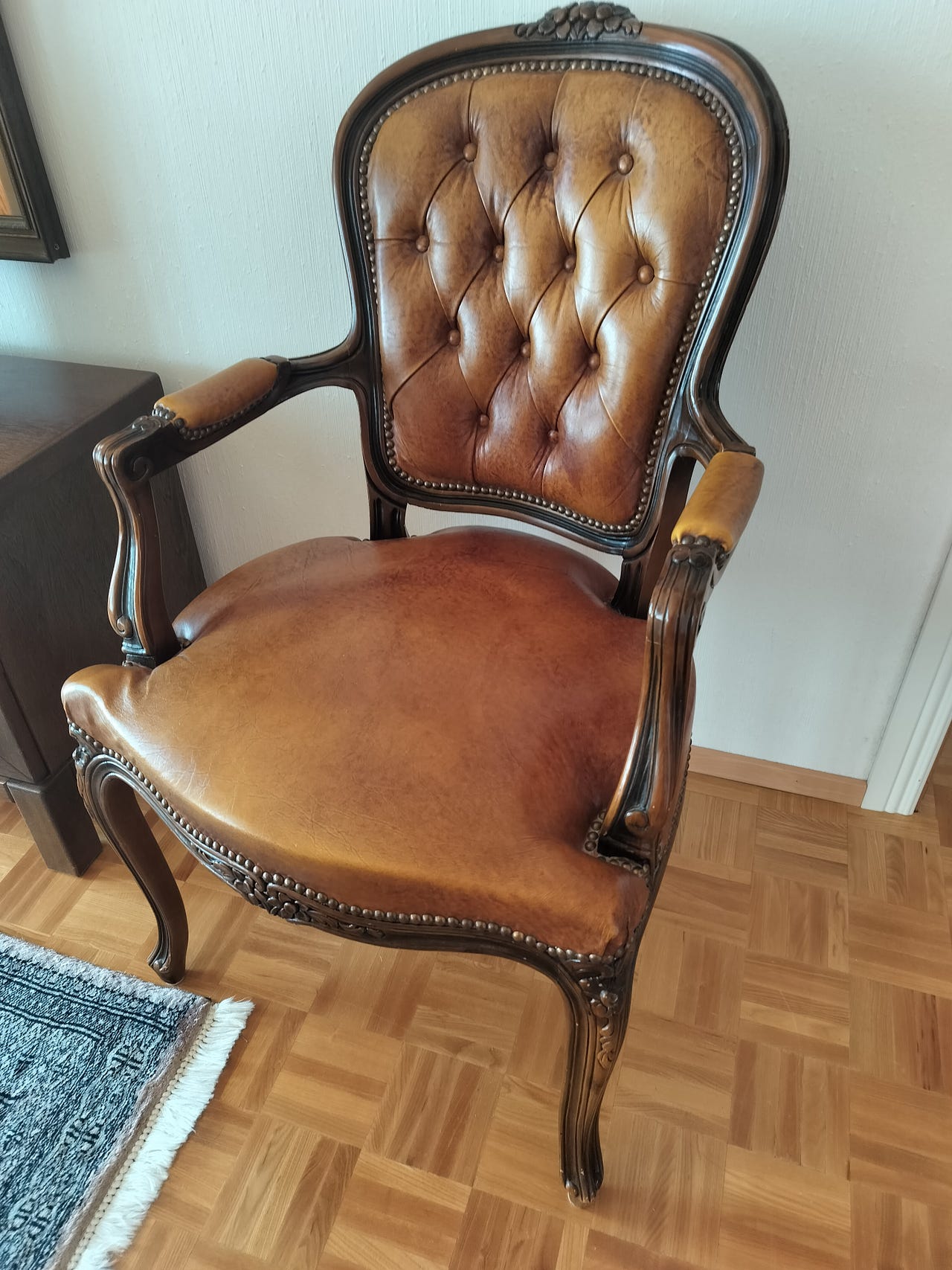 Rokokoo tyylinen nahkatuoli