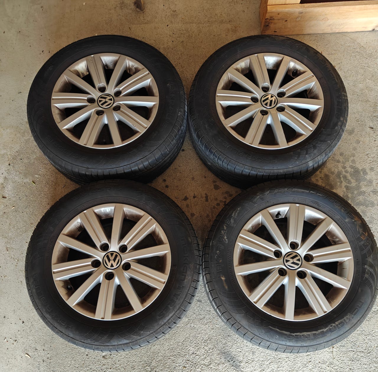Volkswagen 15 alumiinivanteet kesärenkailla