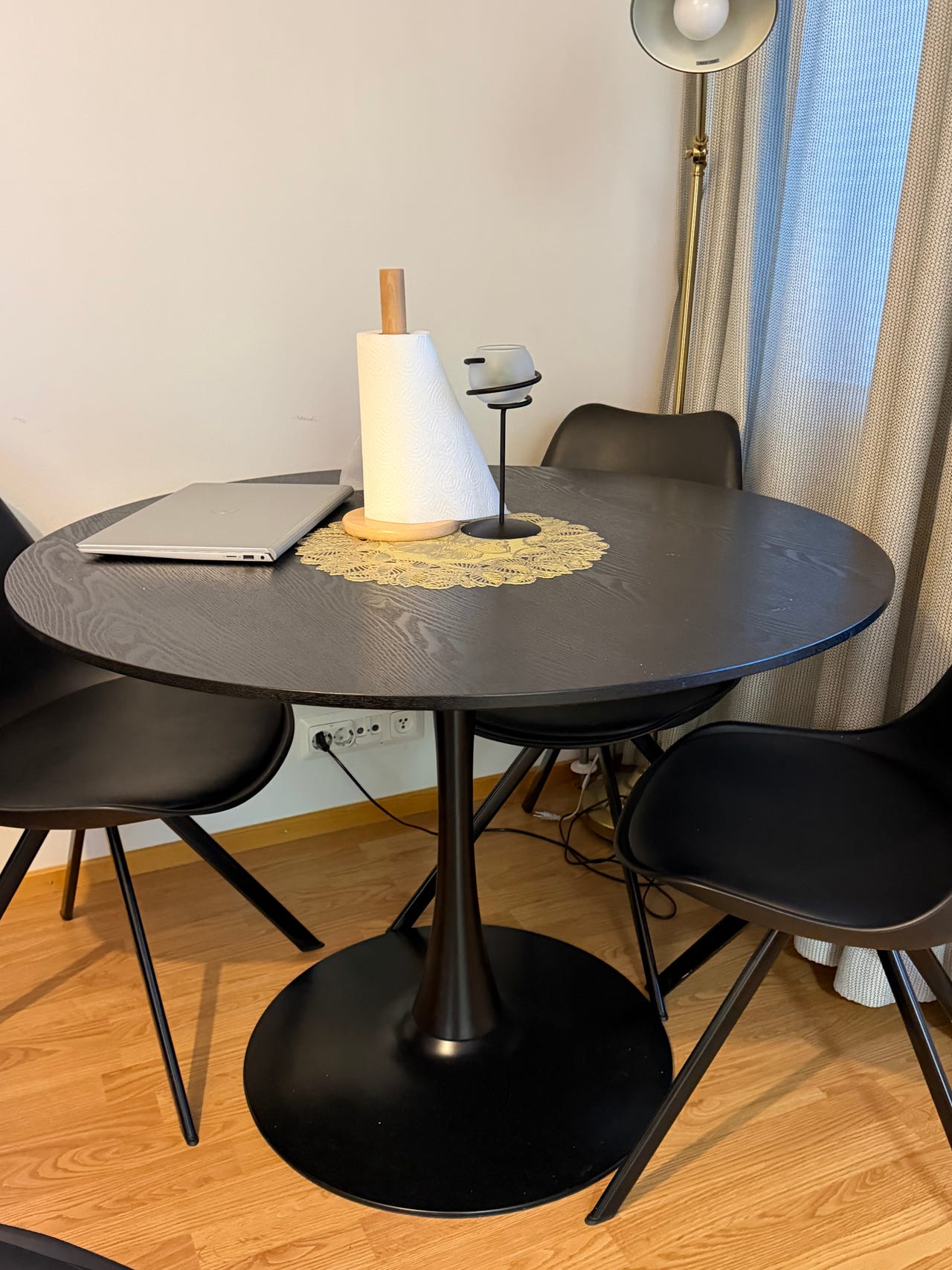Ruokapöytä ja tuolit