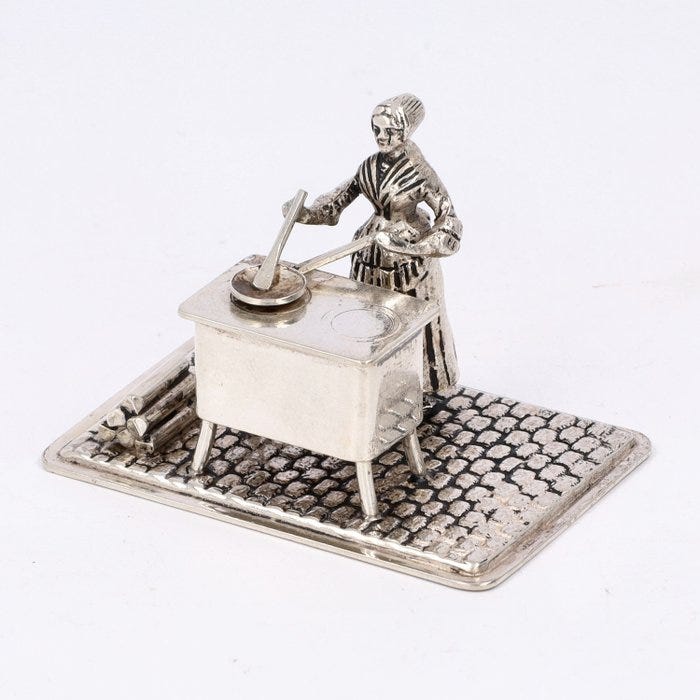 - H. Hooijkaas. - Patsas, Vrouw met fornuis. - 3.5 cm - .835 hope