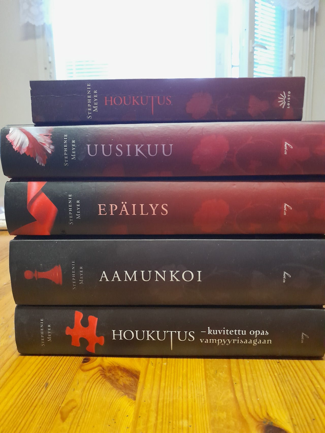Stephenie Meyer Houkutus kirjasarja suomeksi
