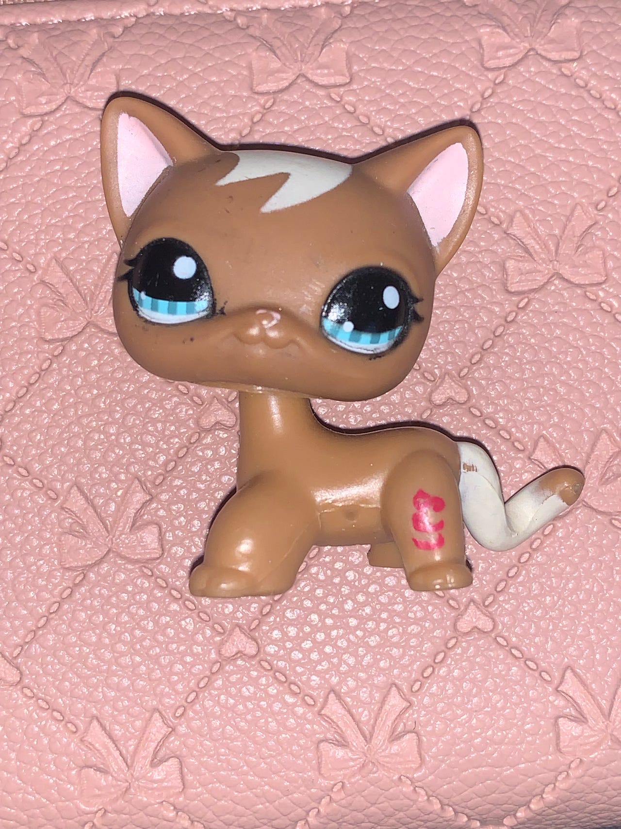 Littlest Pet Shop seisova kissa ruskea LPS