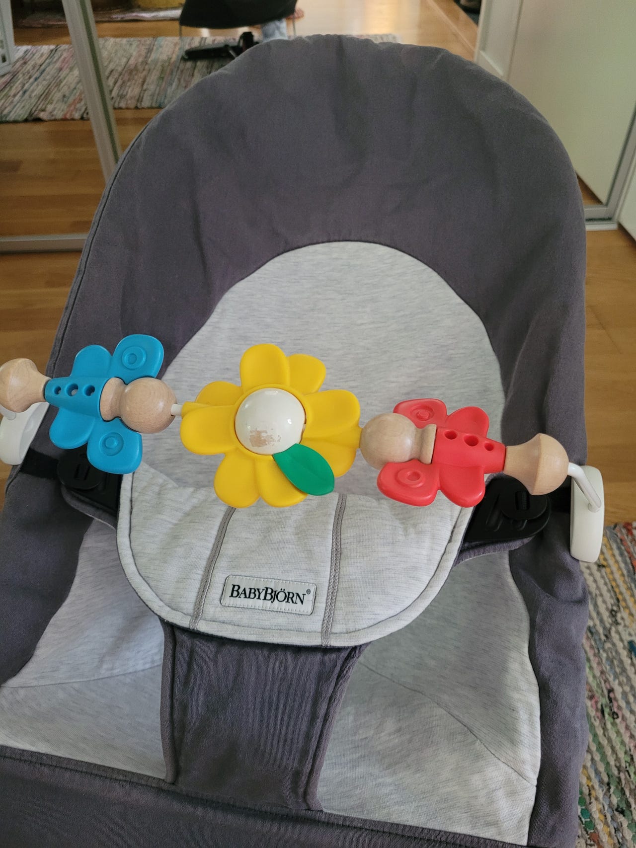 BabyBjörn sitteri ja lelukaari