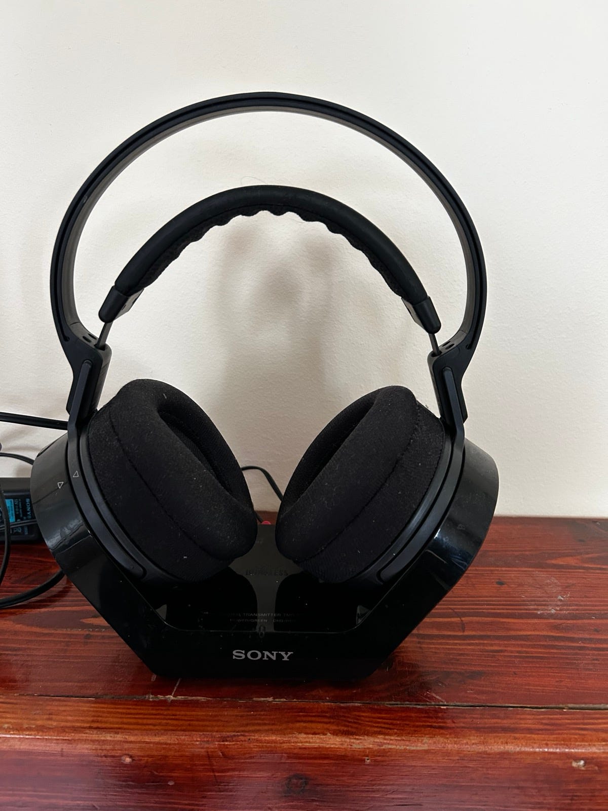 Sony TMR-RF840R langattomat TV-kuulokkeet telakalla
