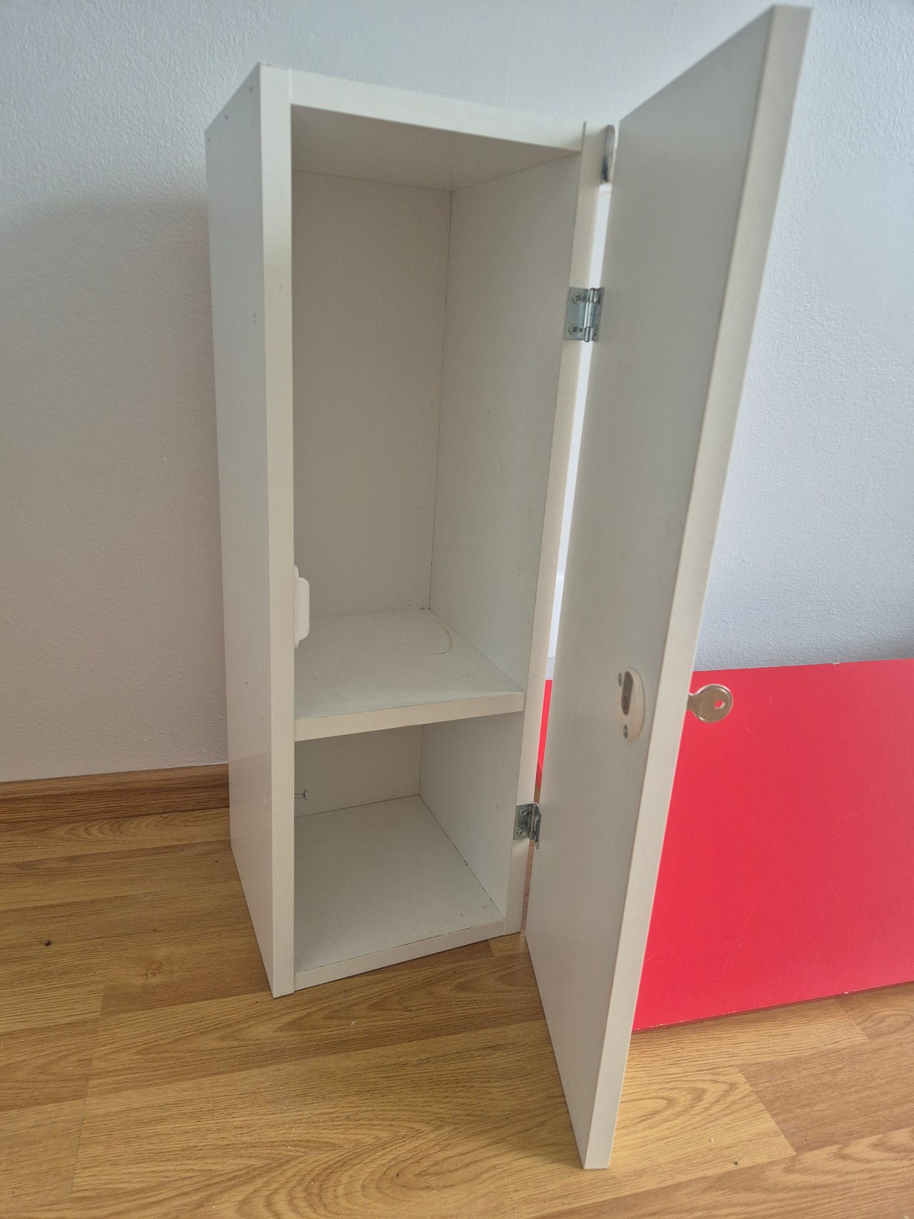 Annetaan pikkukalusteita ja seinähyllyjä (Hämeenlinna, Aulangontie)