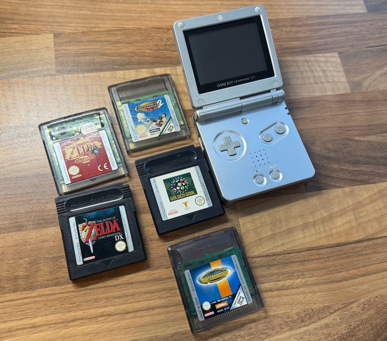 Nintendo Game Boy Advance SP (AGS-001) + 5 peliä (mm. Zelda -klas