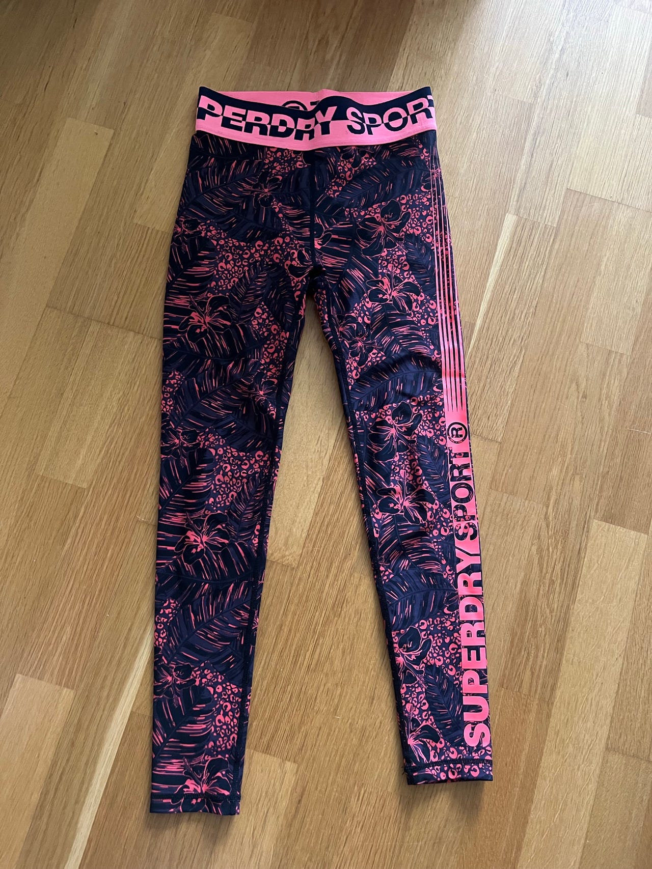 Superdry urheiluleggingsit XS