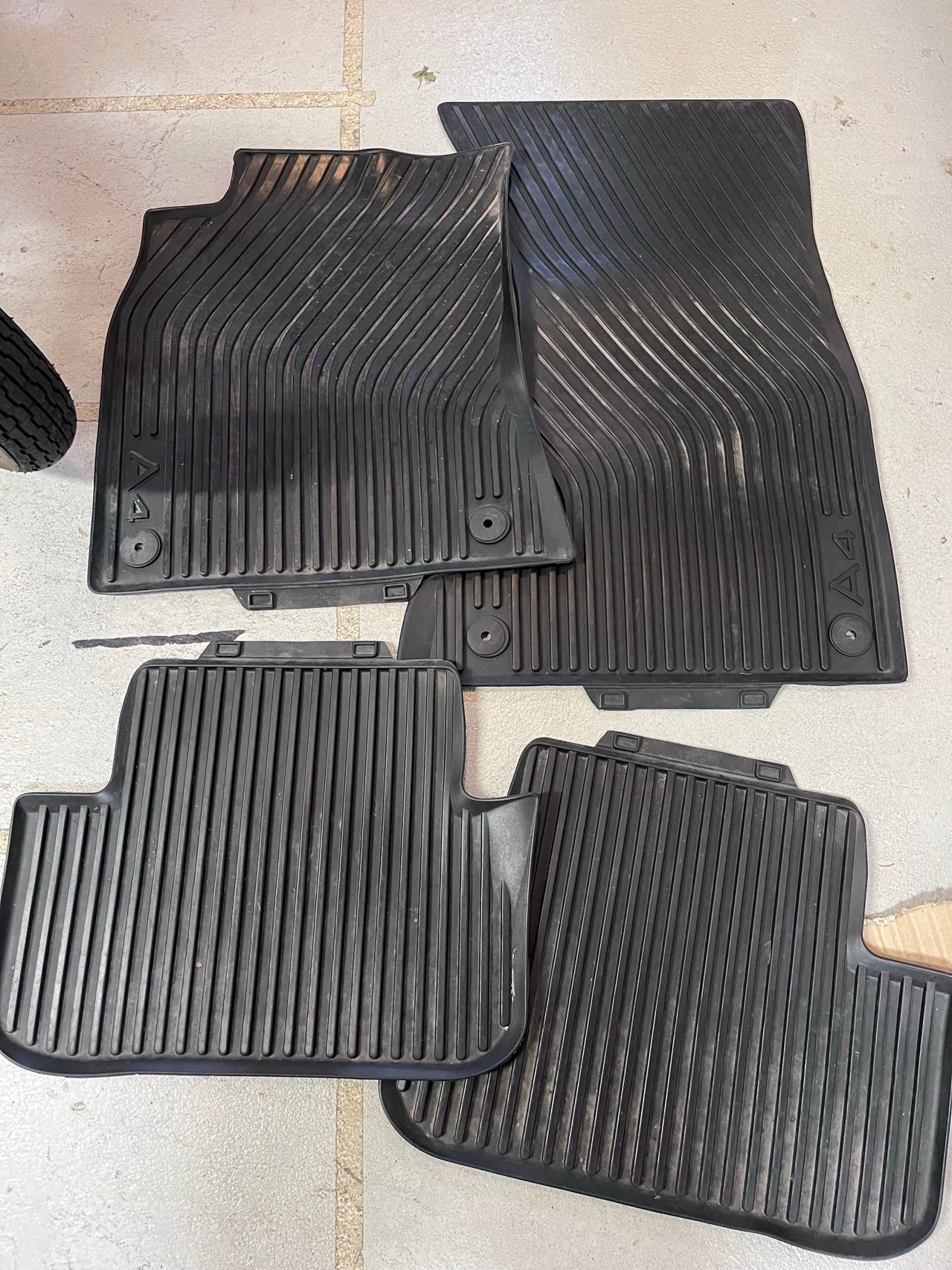 Alkuperäiset Audi A4 B8 avant kumiset lattiamatot