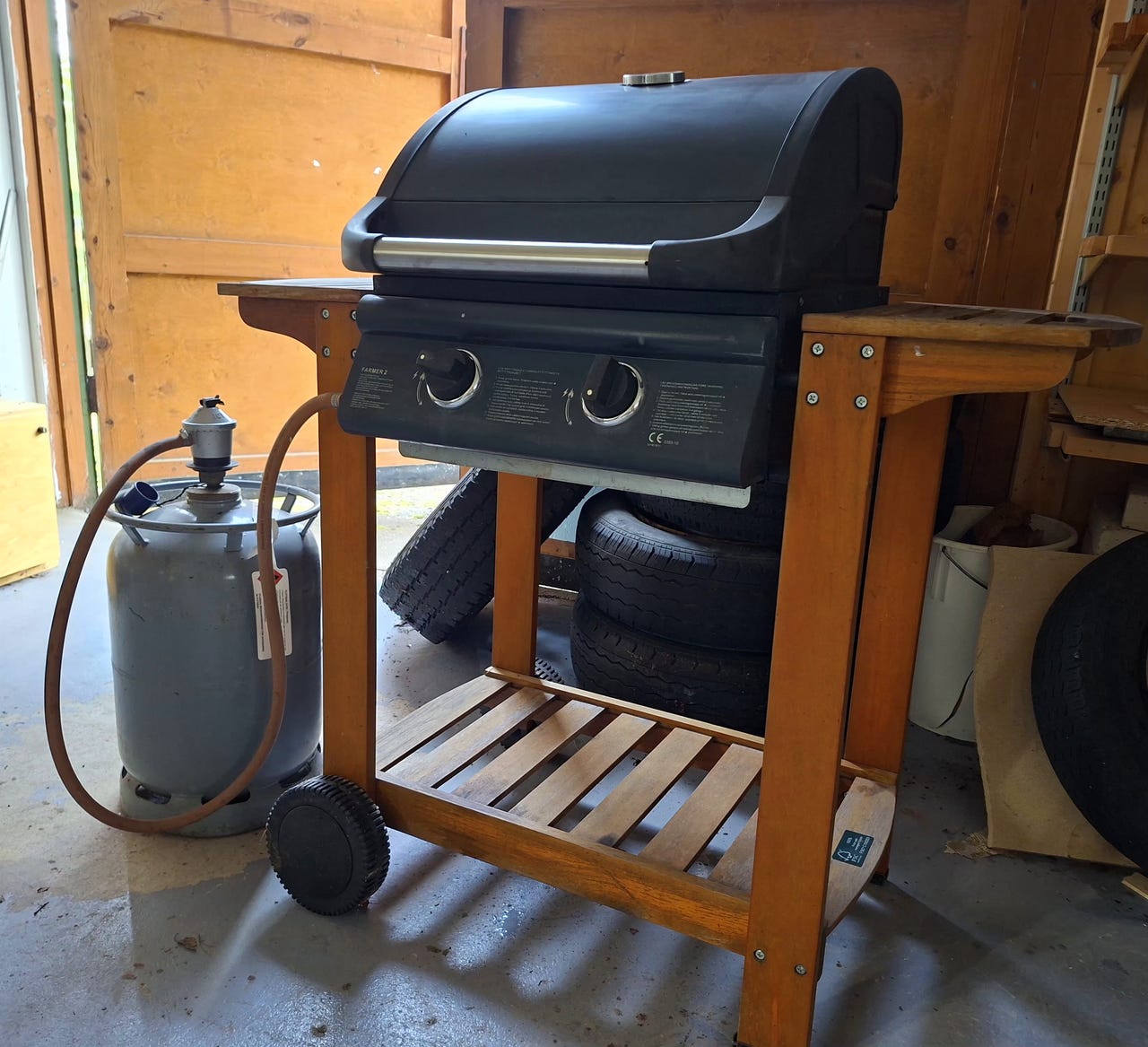 Barbec Farmer 2 kaasugrilli ja metallinen kaasupullo