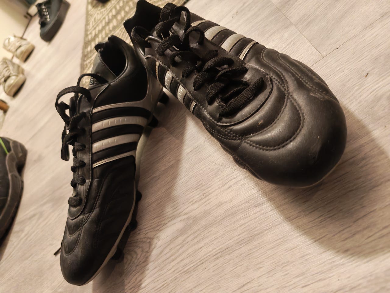 Adidas jalkapallokengät koko 42 musta
