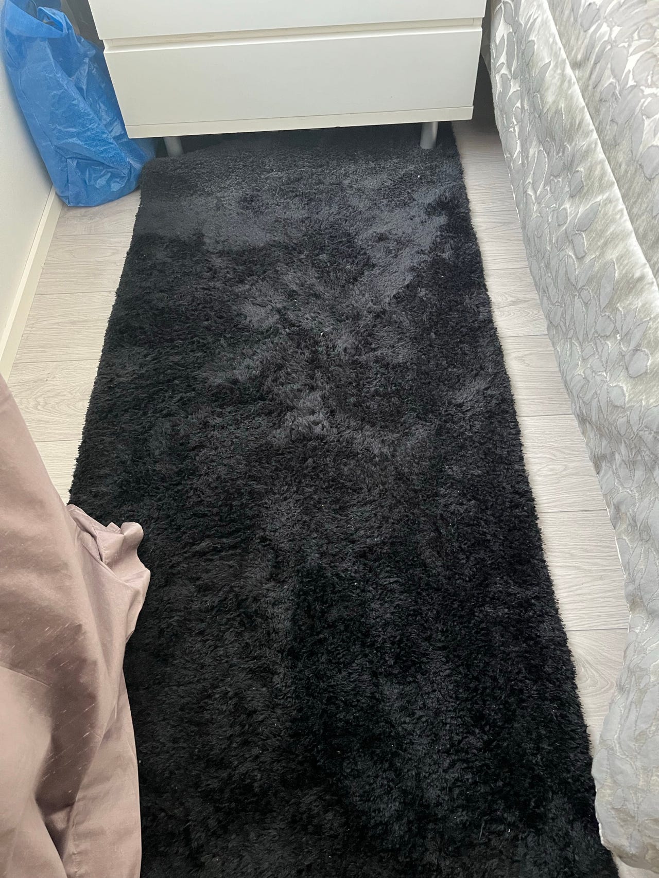 Musta pitkäkarvainen matto