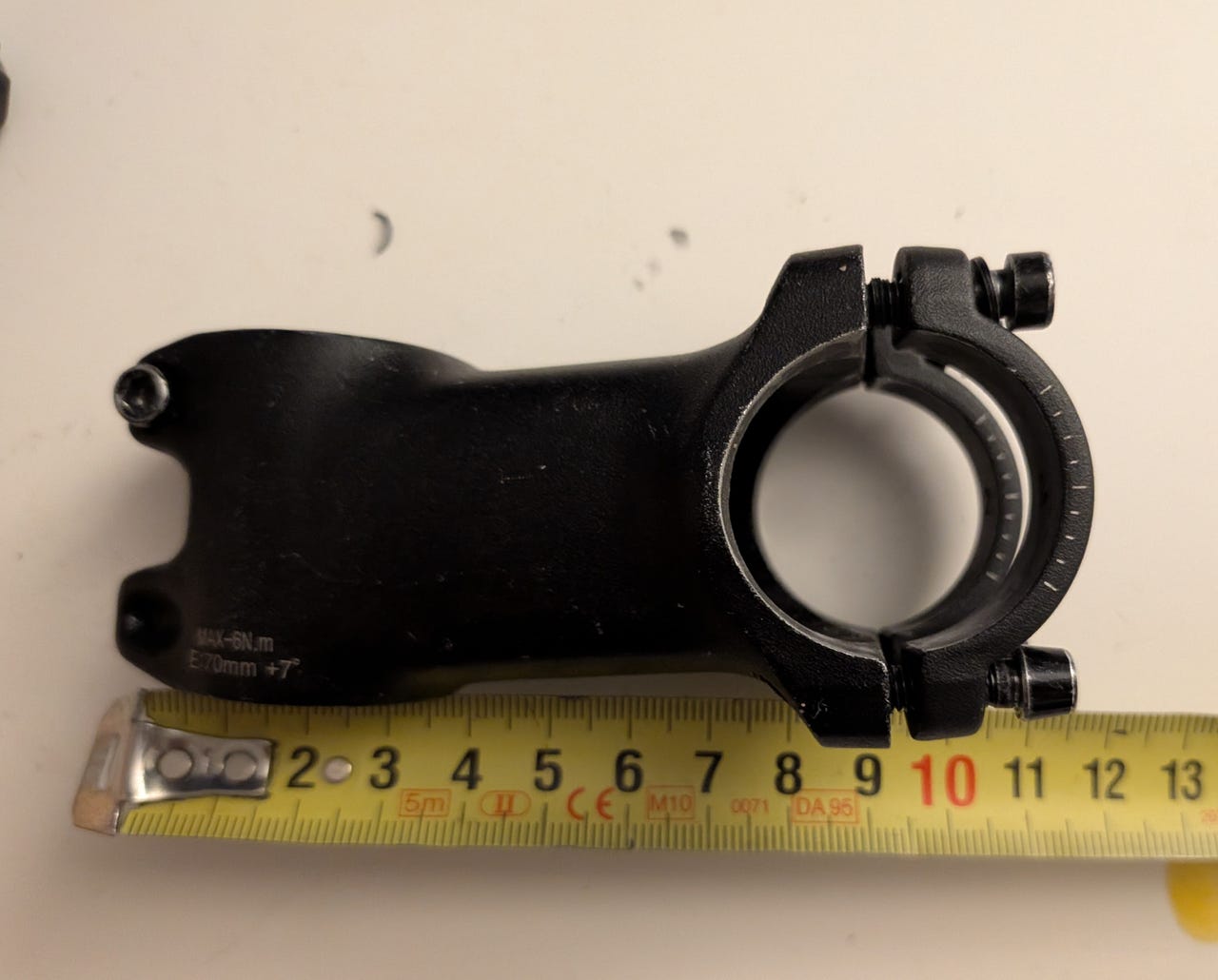 Musta ohjainkannatin 31,8 mm tangolle