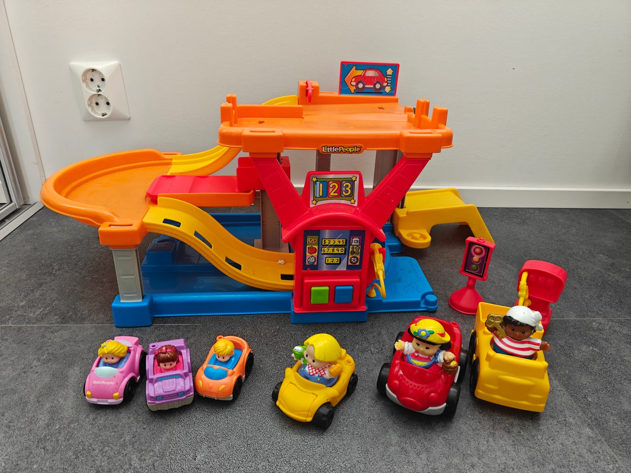 Fisher-Price Little People parkkitalo ja autot
