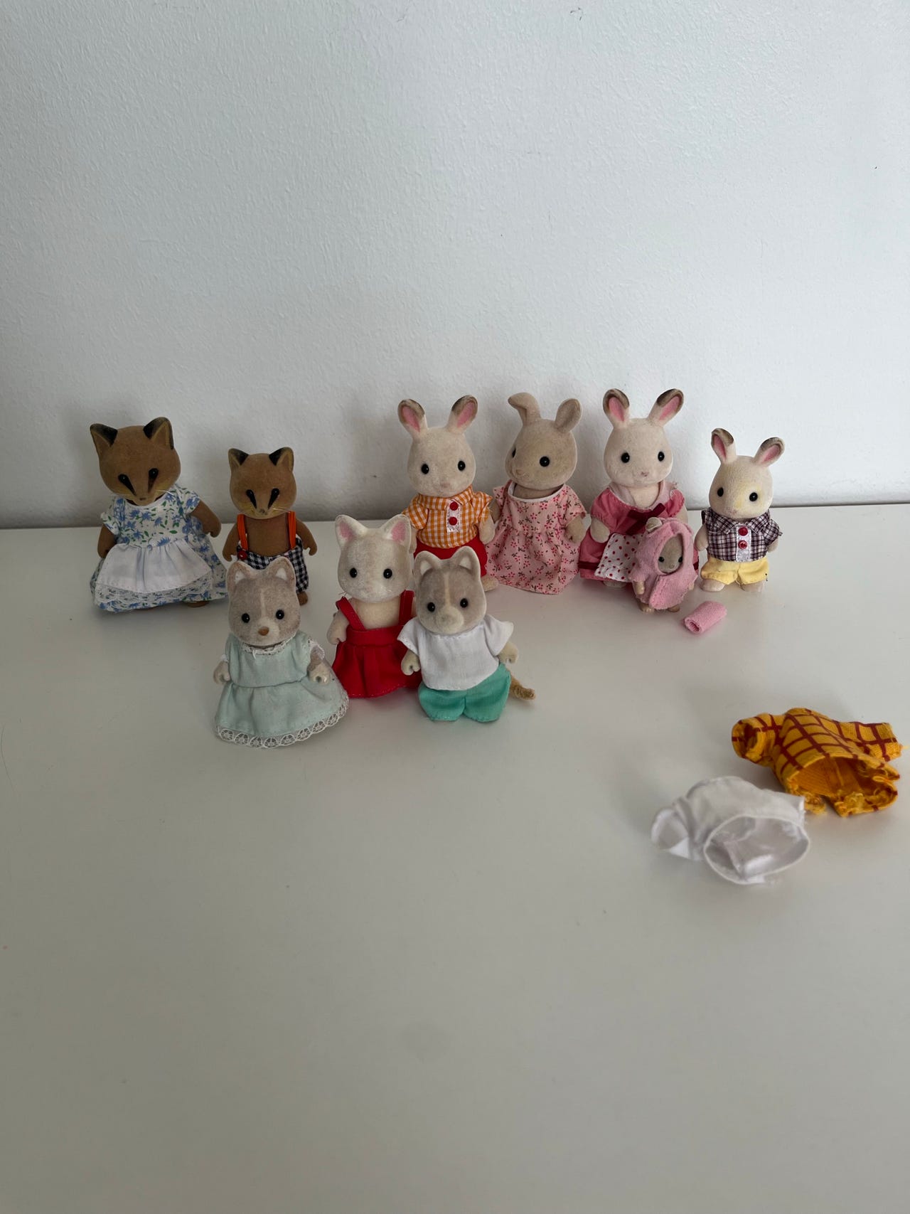 Sylvanian Families hahmot ja vaatteita